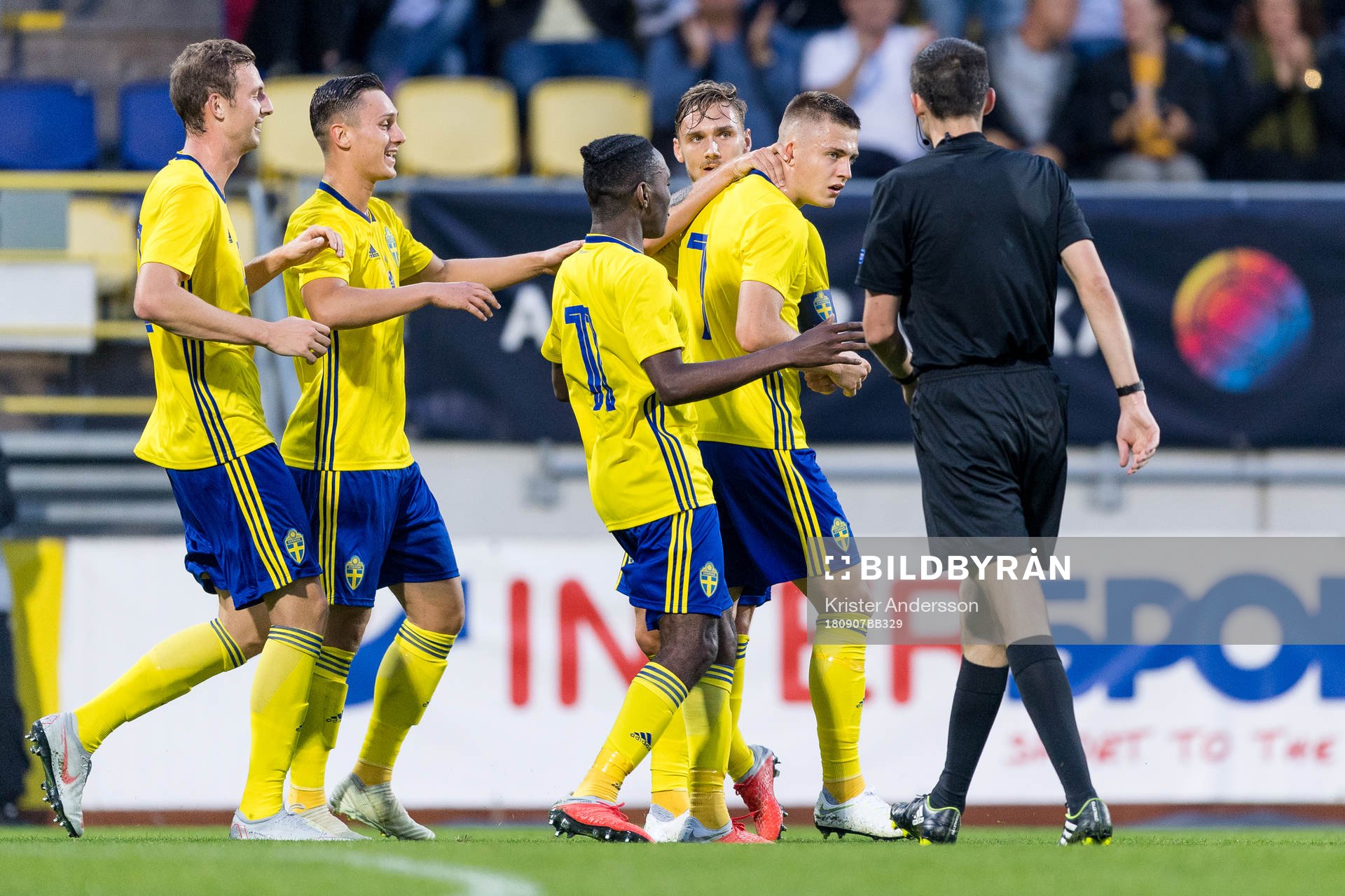 Sveriges Mattias Svanberg jublar med lagkamrater
