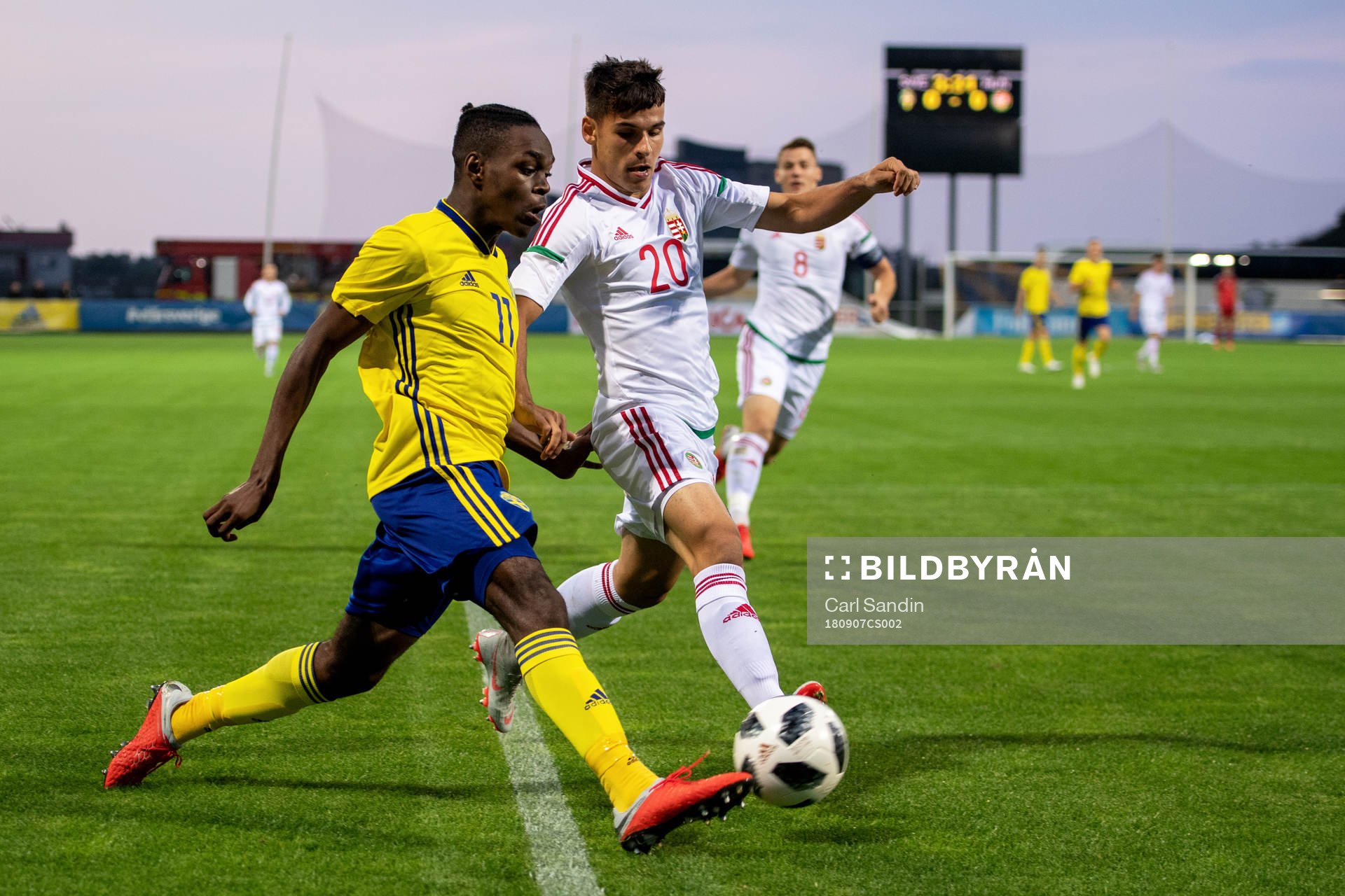 Sveriges Joel Asoro och Ungerns Bence Banó-Szabó