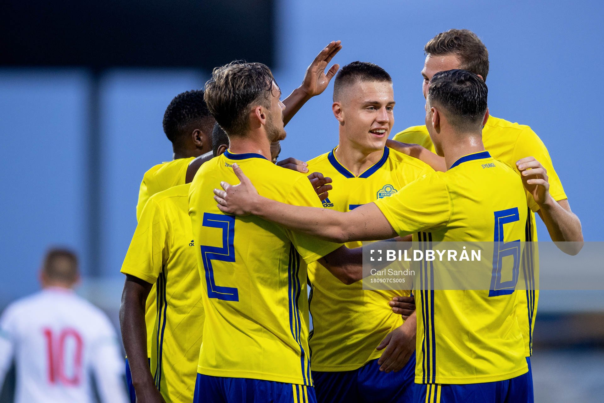 Sveriges Mattias Svanberg jublar med lagkamrater efter 1-0 under EM-kvalmatchen i fotboll mellan Sverige och Ungern den 7 september 2018 i Falkenberg.