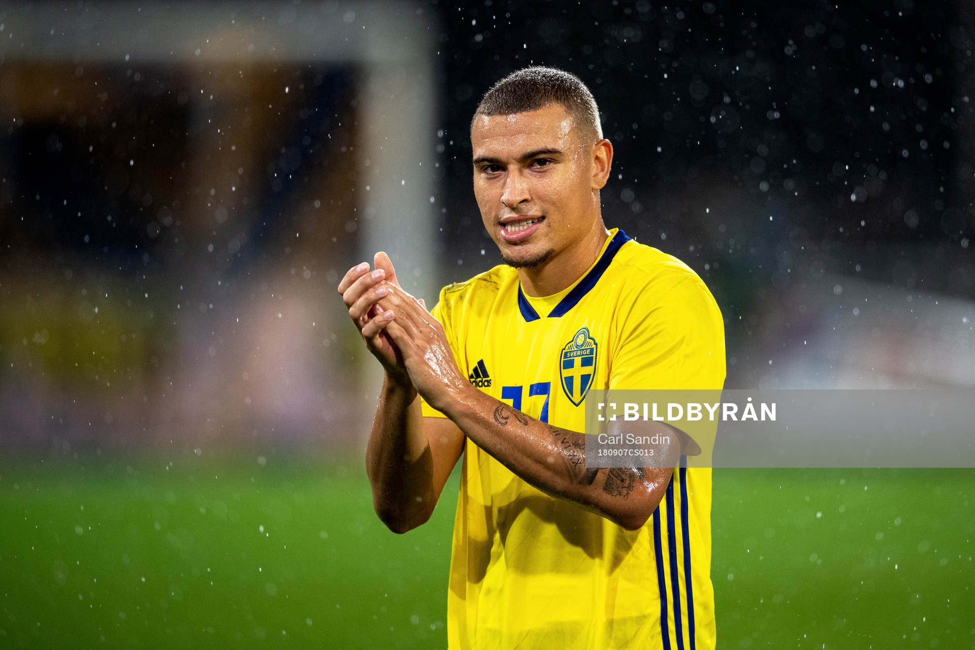 Sveriges Jordan Larsson tackar publiken