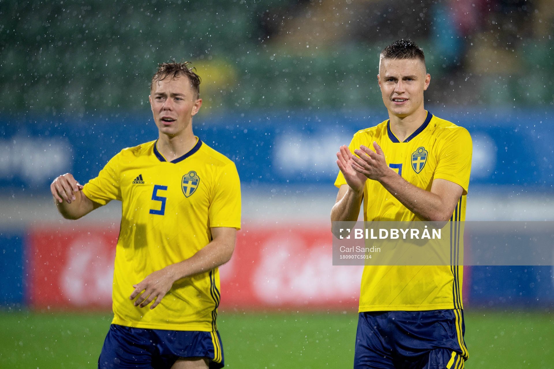 Sveriges Joel Andersson och Mattias Svanberg tackar publiken efter EM-kvalmatchen i fotboll mellan Sverige och Ungern den 7 september 2018 i Falkenberg.