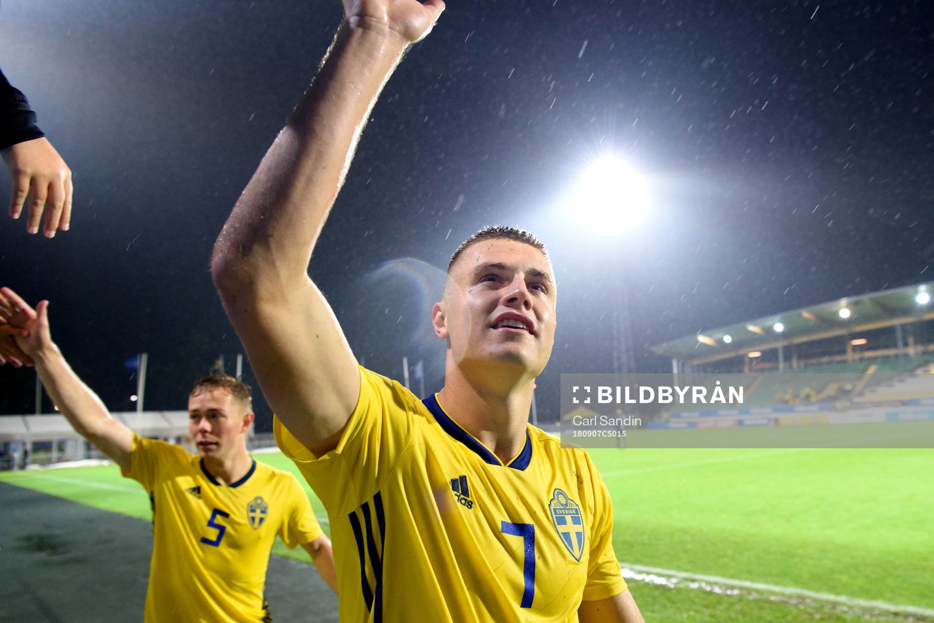 Sveriges Mattias Svanberg tackar publiken efter EM-kvalmatchen i fotboll mellan Sverige och Ungern den 7 september 2018 i Falkenberg.