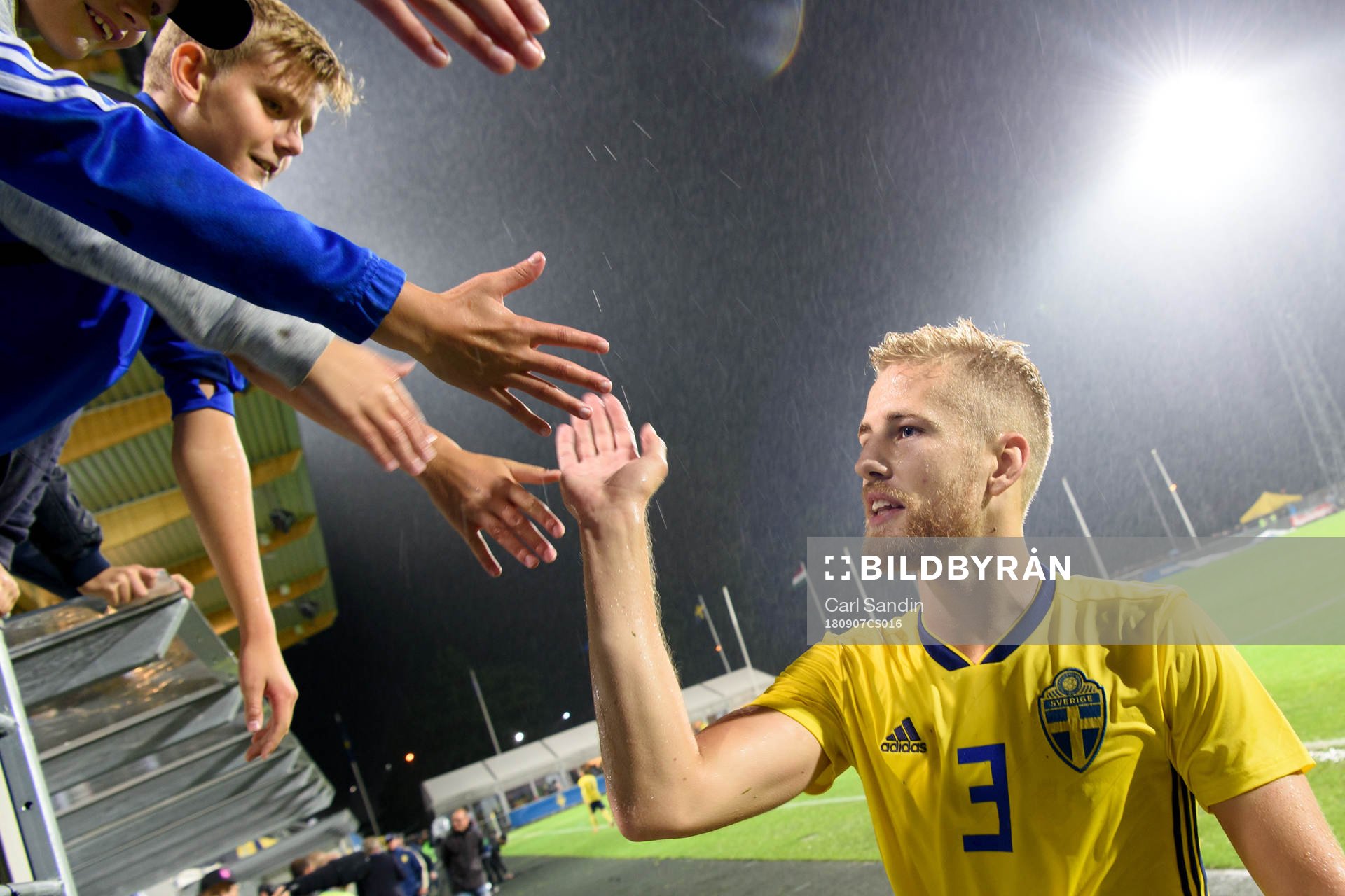 Sveriges Filip Dagerstål tackar publiken efter EM-kvalmatchen i fotboll mellan Sverige och Ungern den 7 september 2018 i Falkenberg.