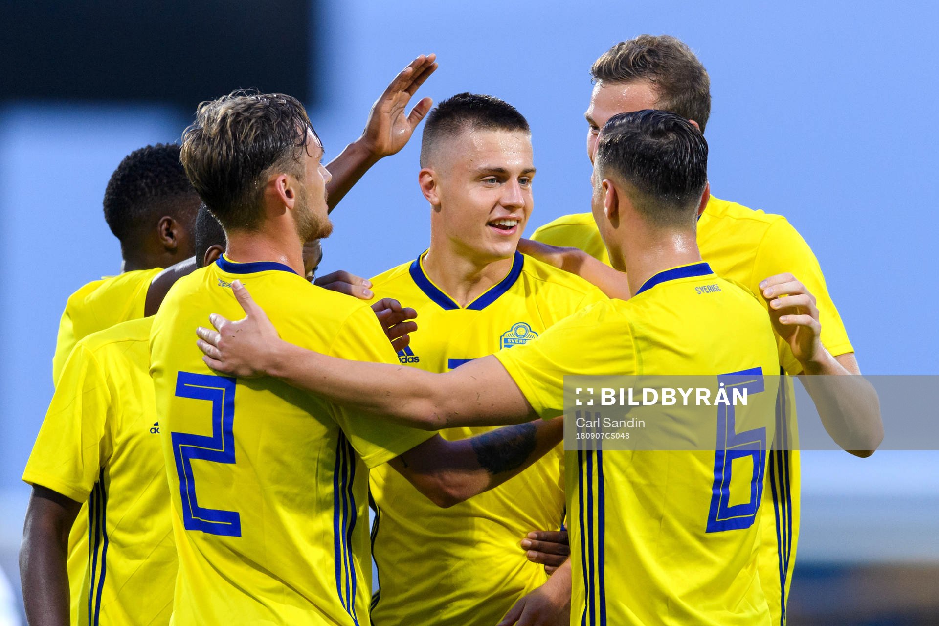 Sveriges Mattias Svanberg jublar med lagkamraterna