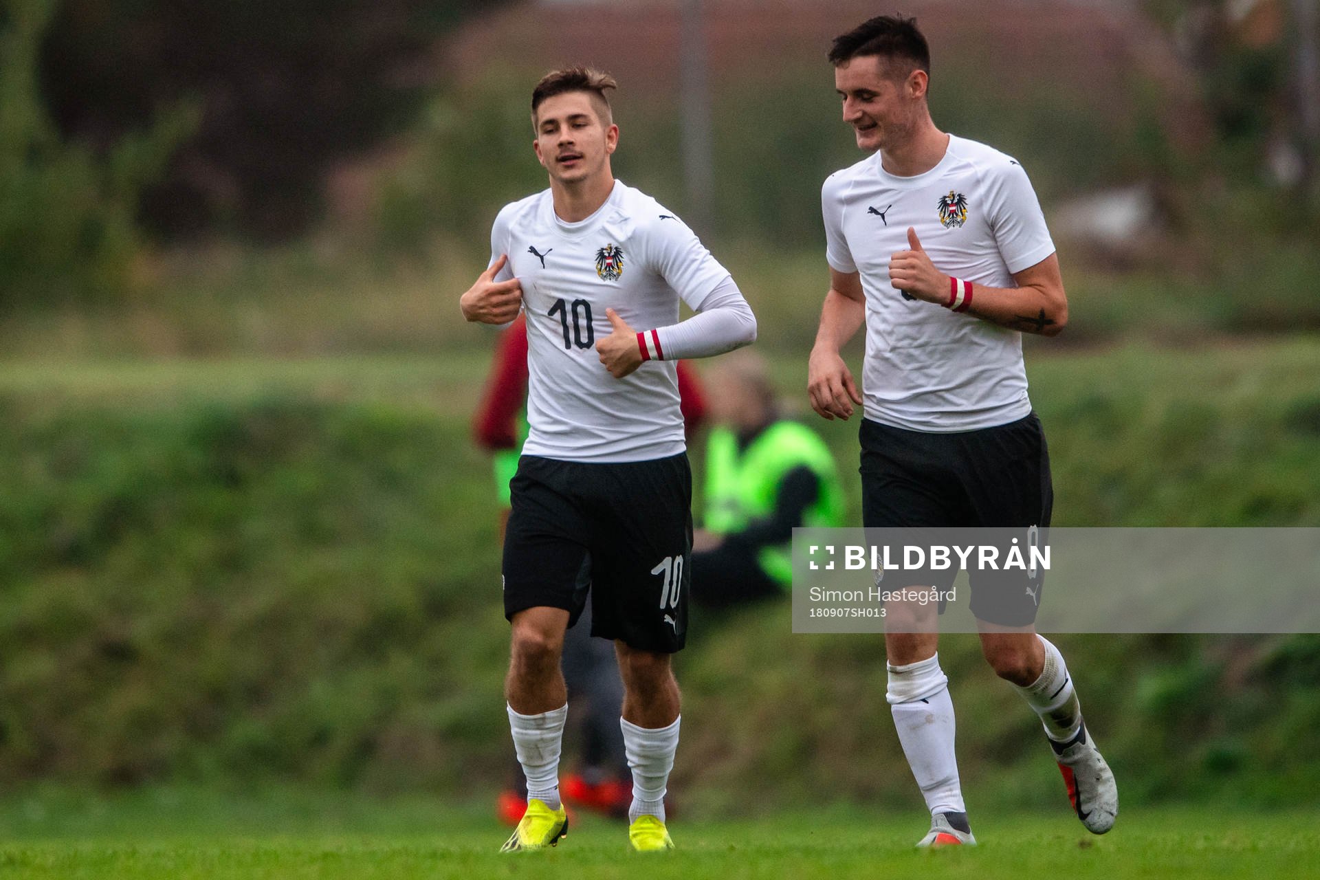 Österrikes Romando Schmid och Martin Krienzer jublar