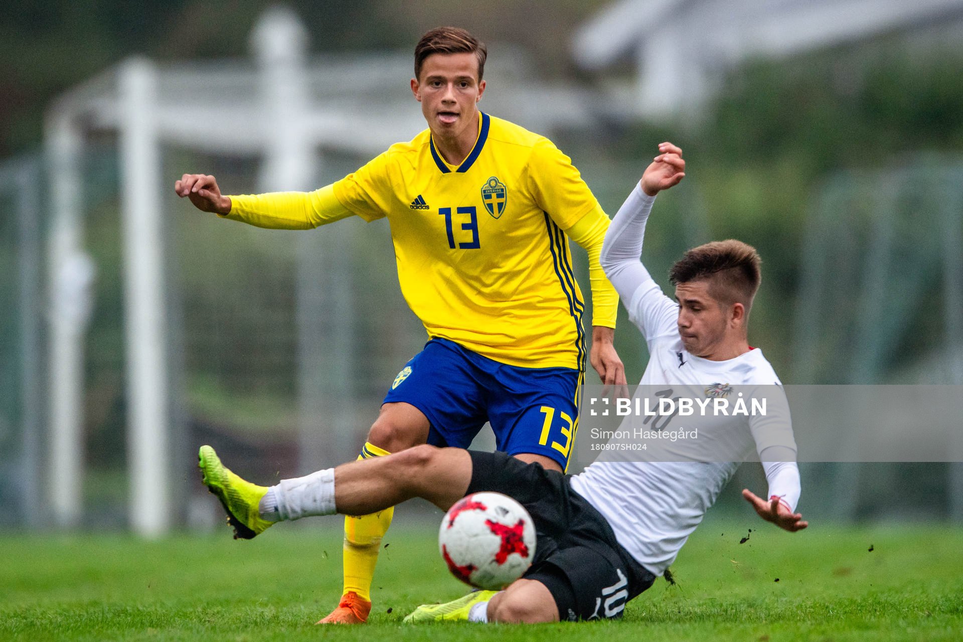 Sveriges Pavle Vagic och Österrikes Romando Schmid under P18-landskampen i fotboll mellan Sverige och Österrike den 7 september 2018 i Valbo.