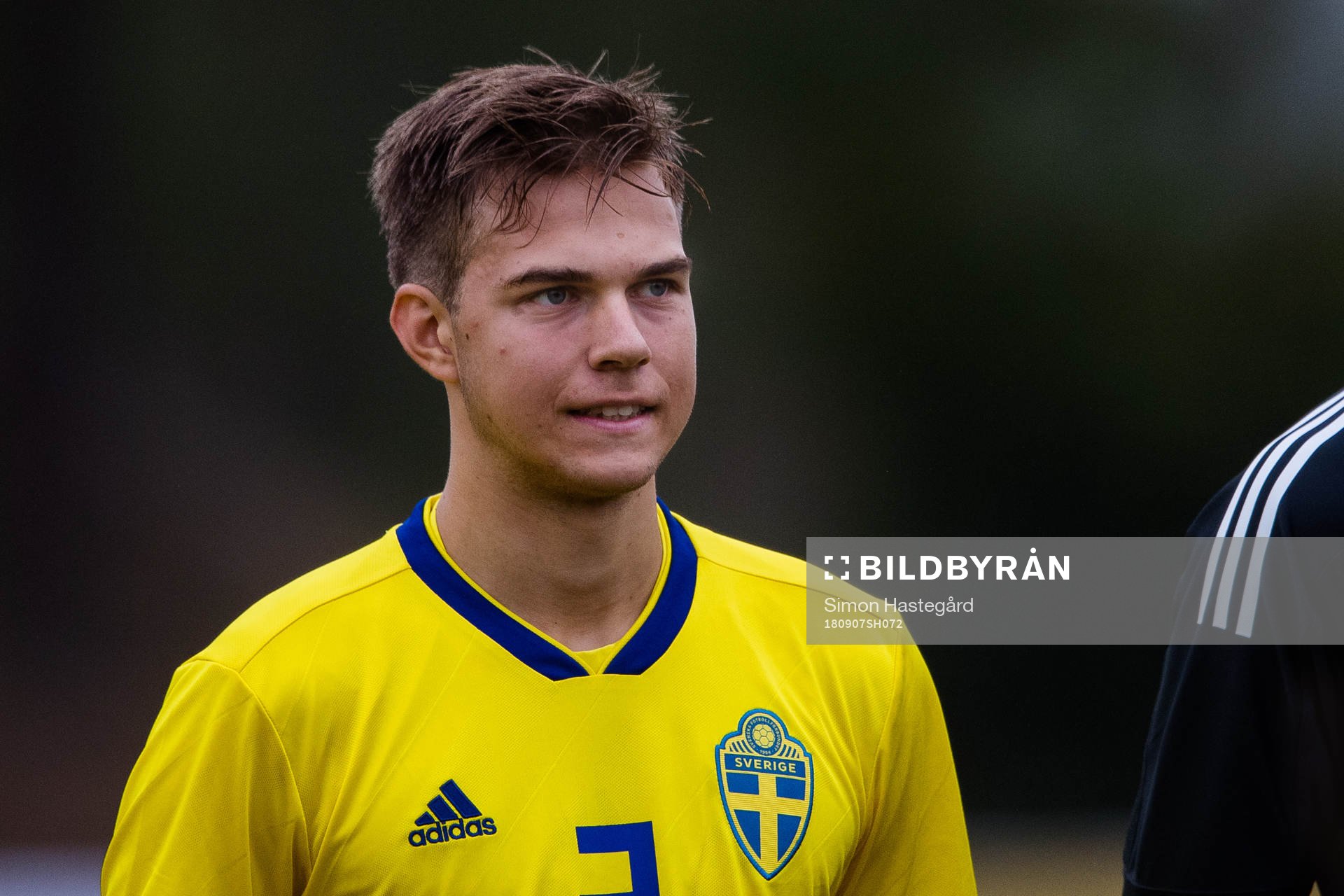 Sveriges Anton Eriksson före P18-landskampen i fotboll