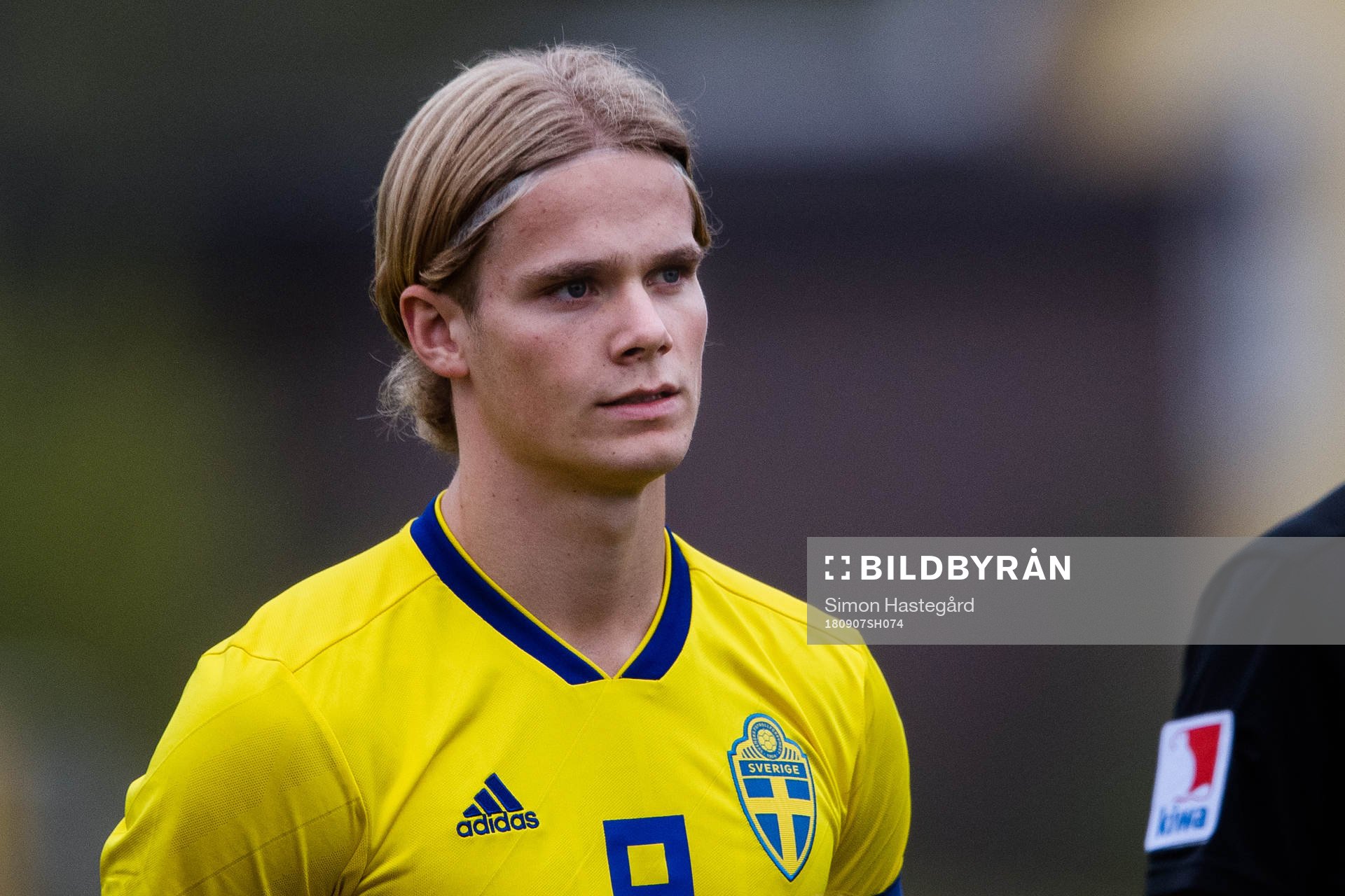 Sveriges Hampus Finndell före P18-landskampen i fotboll