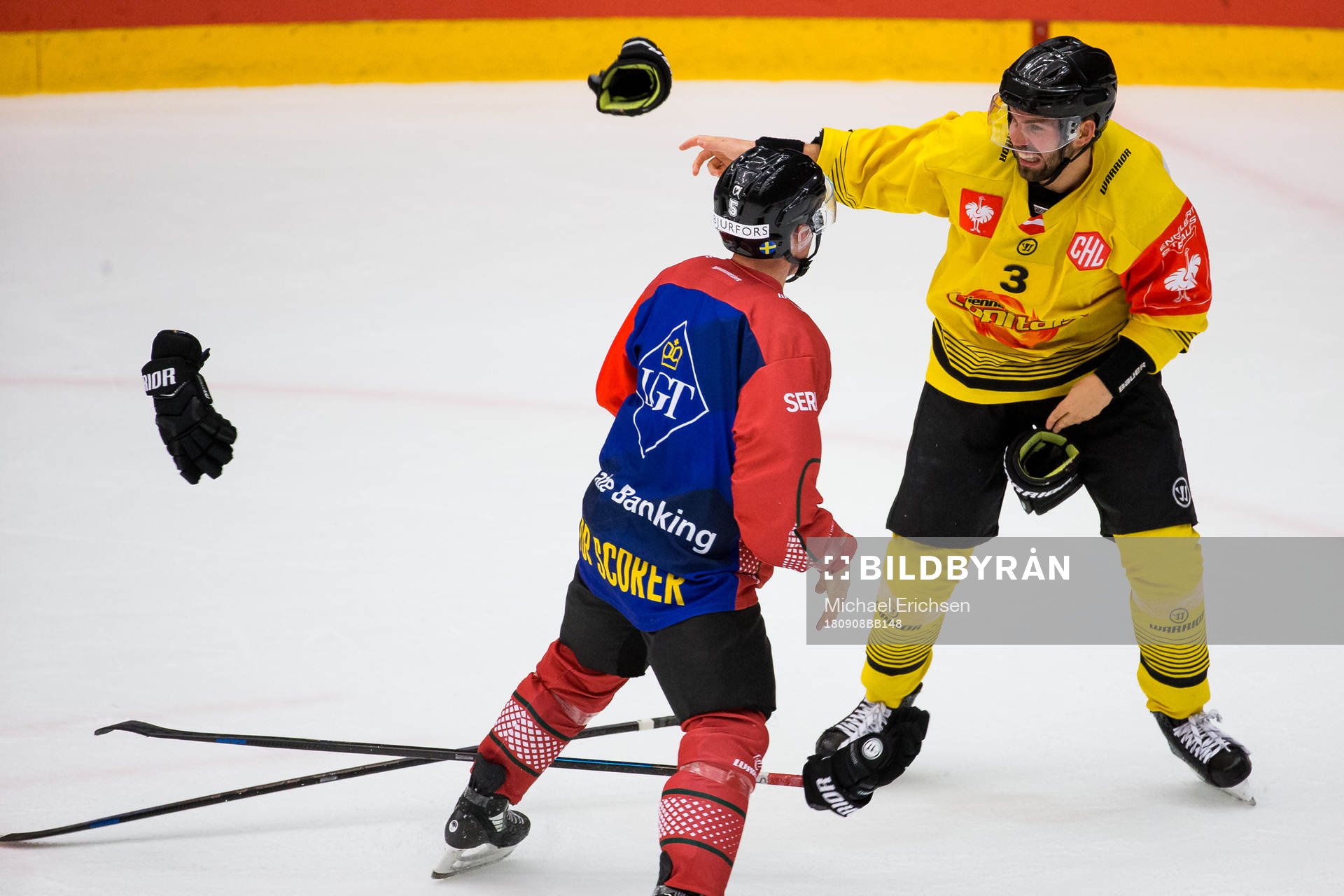 Chay Genoway of Frölunda and Peter Schneider of Vienna in