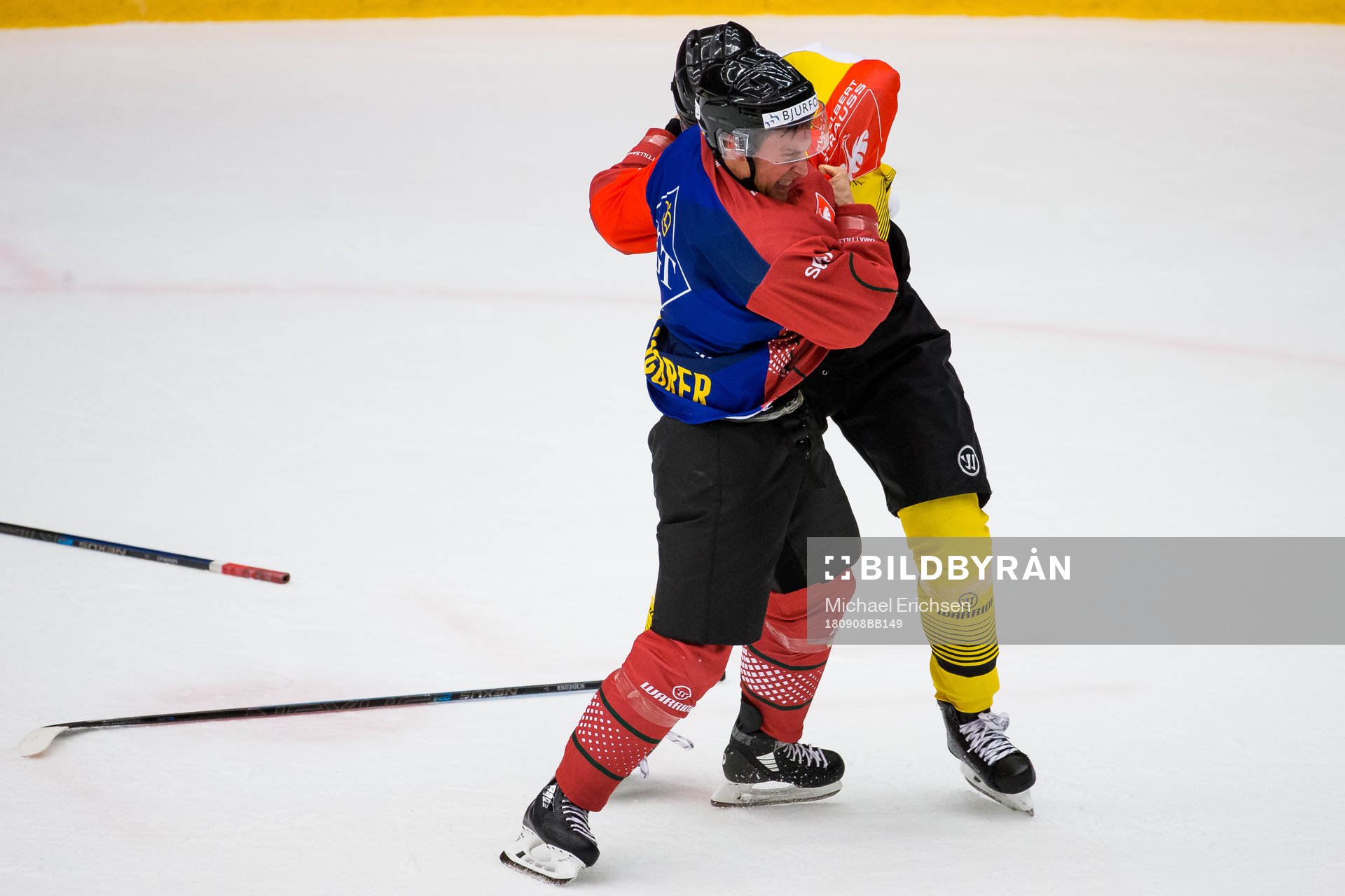 Chay Genoway of Frölunda and Peter Schneider of Vienna in