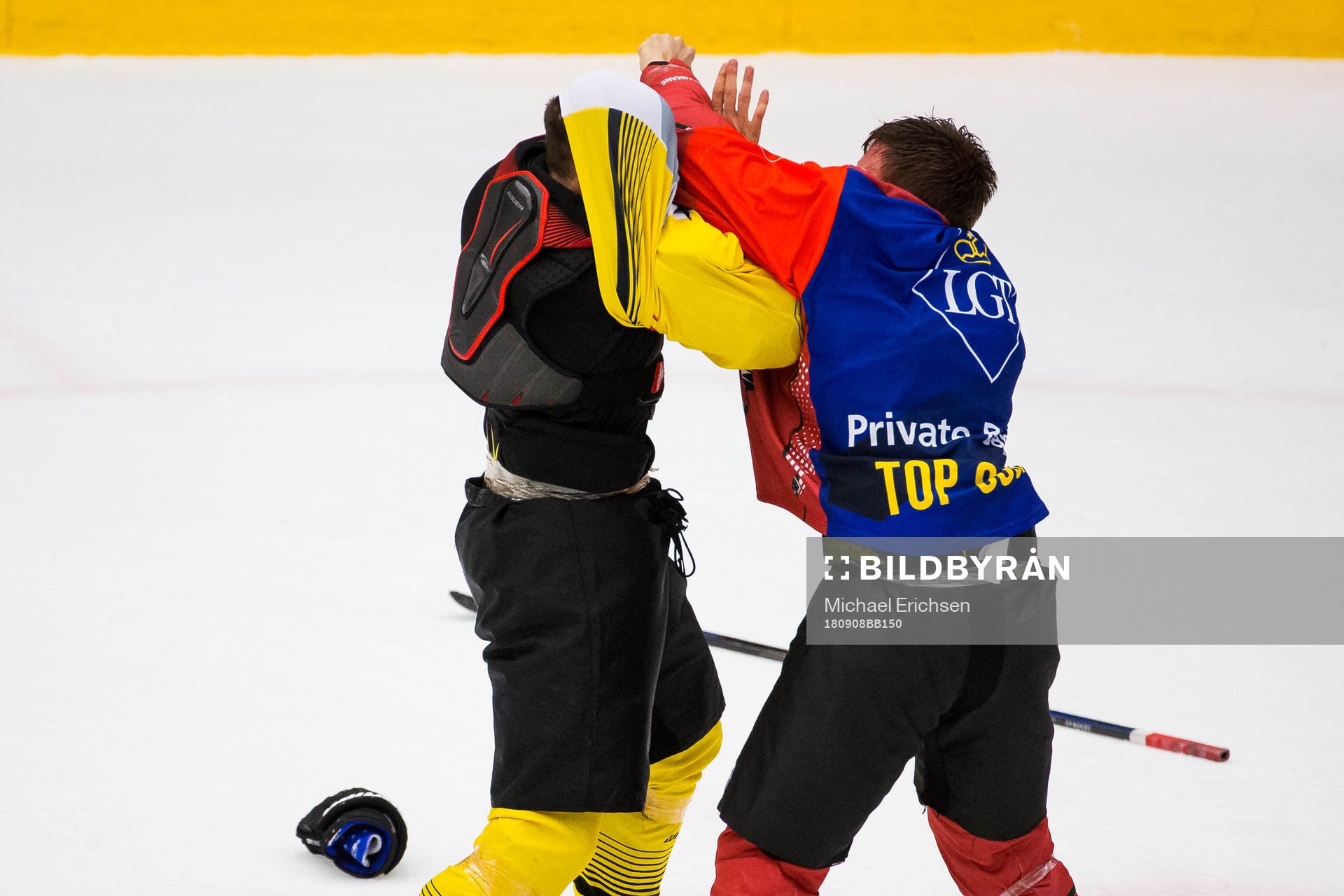 Chay Genoway of Frölunda and Peter Schneider of Vienna in
