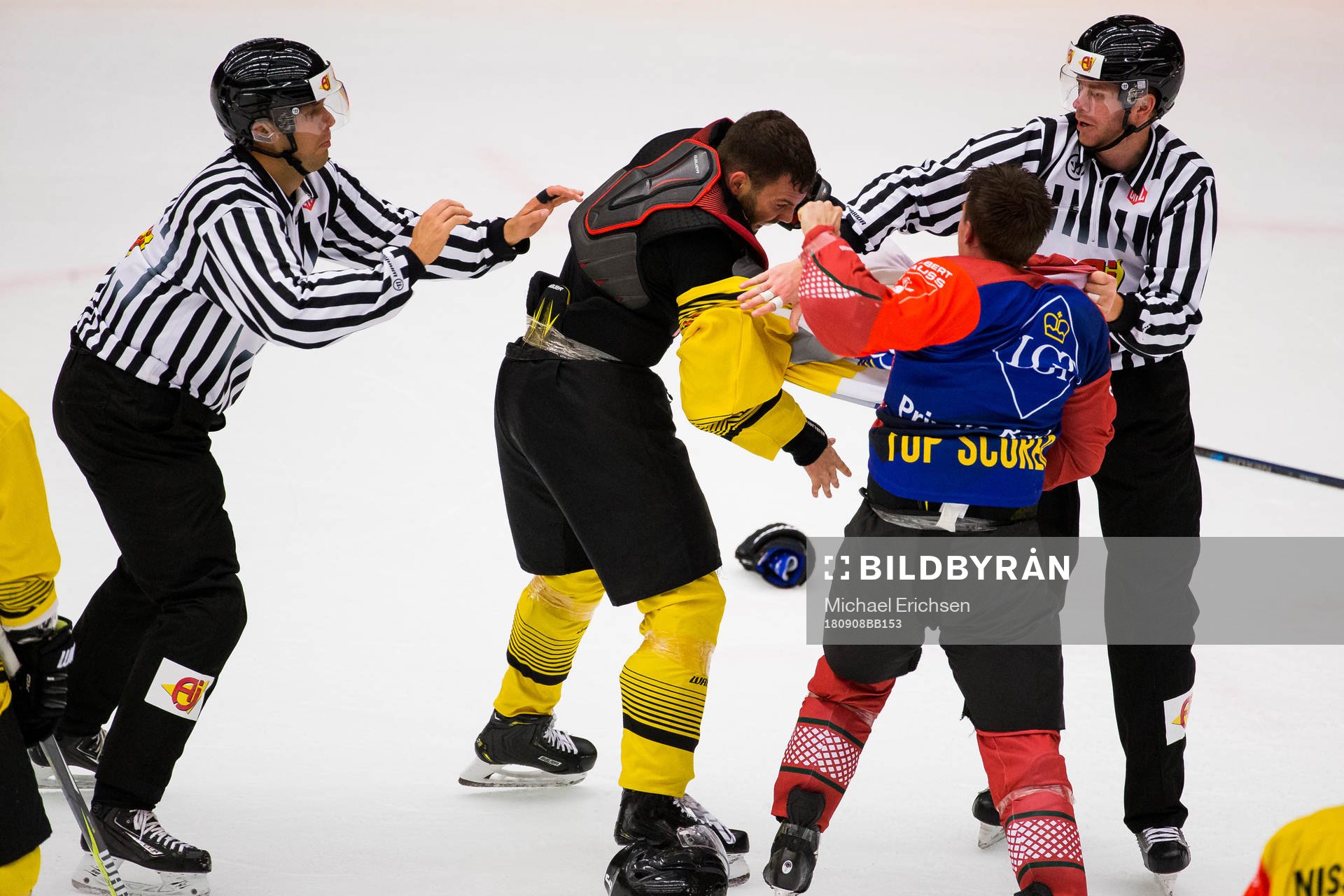 Chay Genoway of Frölunda and Peter Schneider of Vienna in