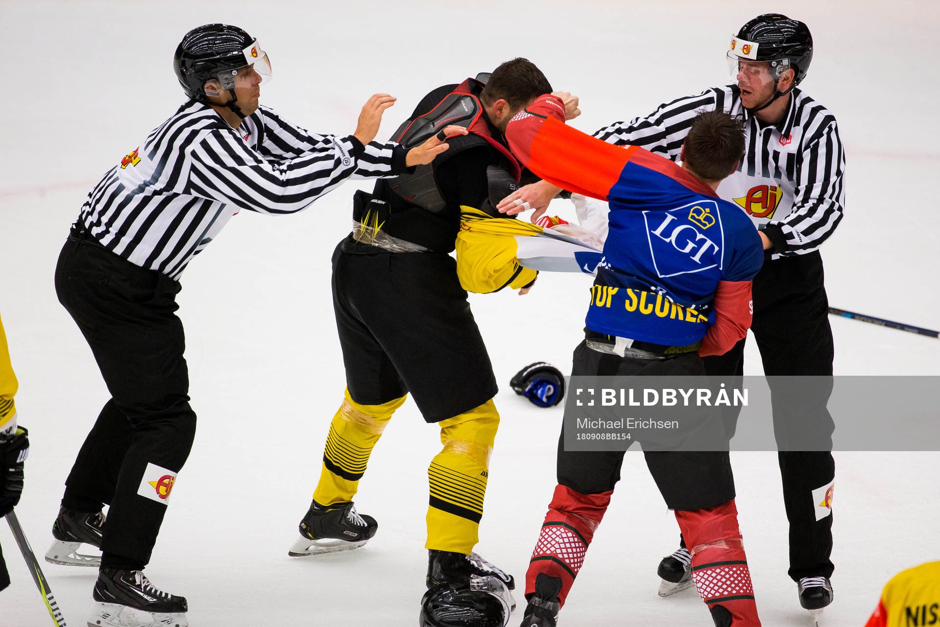 Chay Genoway of Frölunda and Peter Schneider of Vienna in