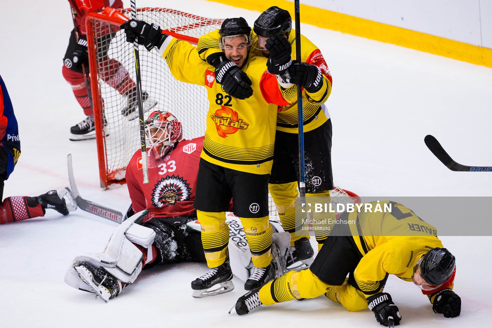 Chris Desousa of Vienna celebrates scoring 0-3