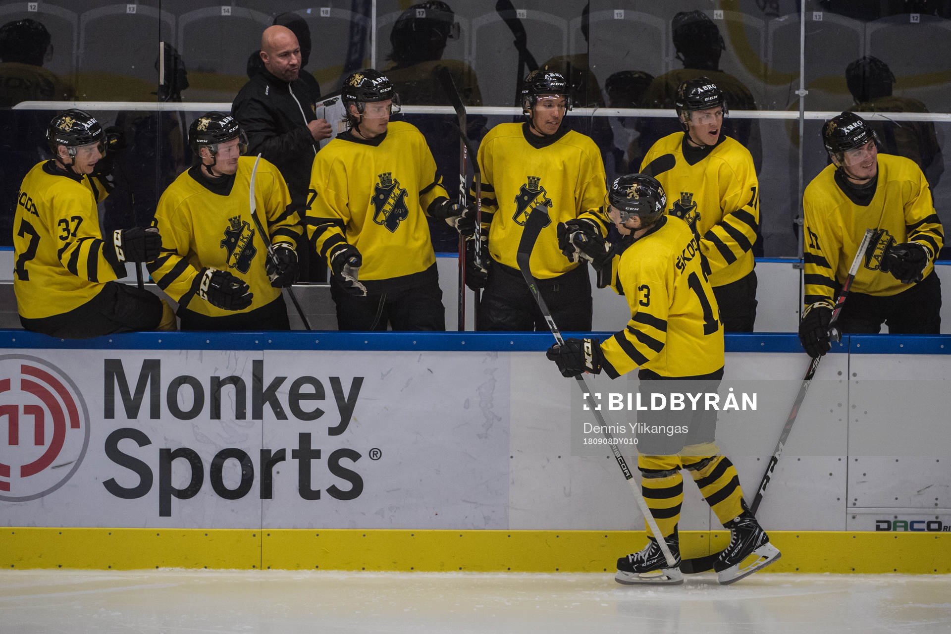s Eric Castonguay jublar med lagkamrater