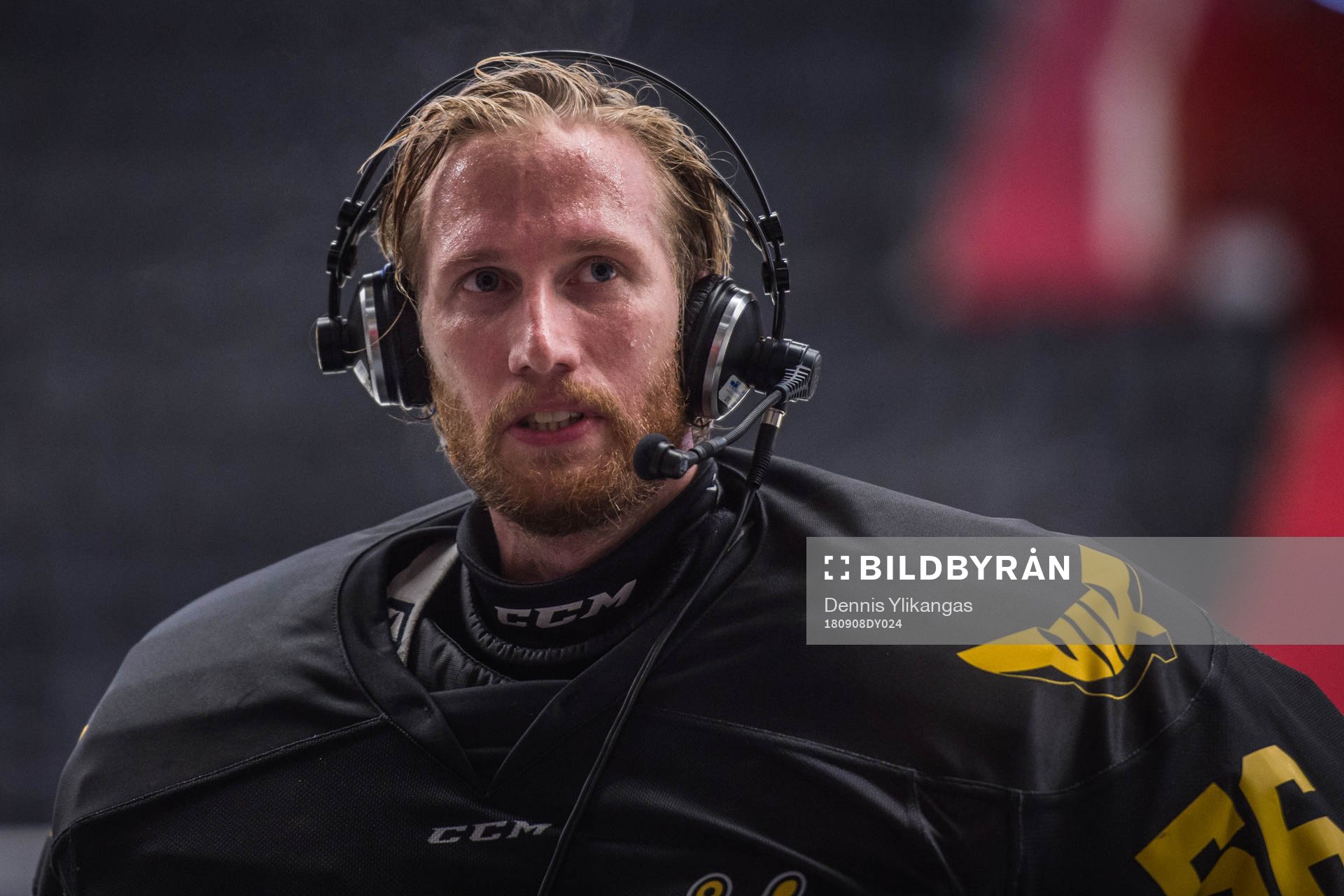 Västerås målvakt Marcus Dahlbom blir intervjuad