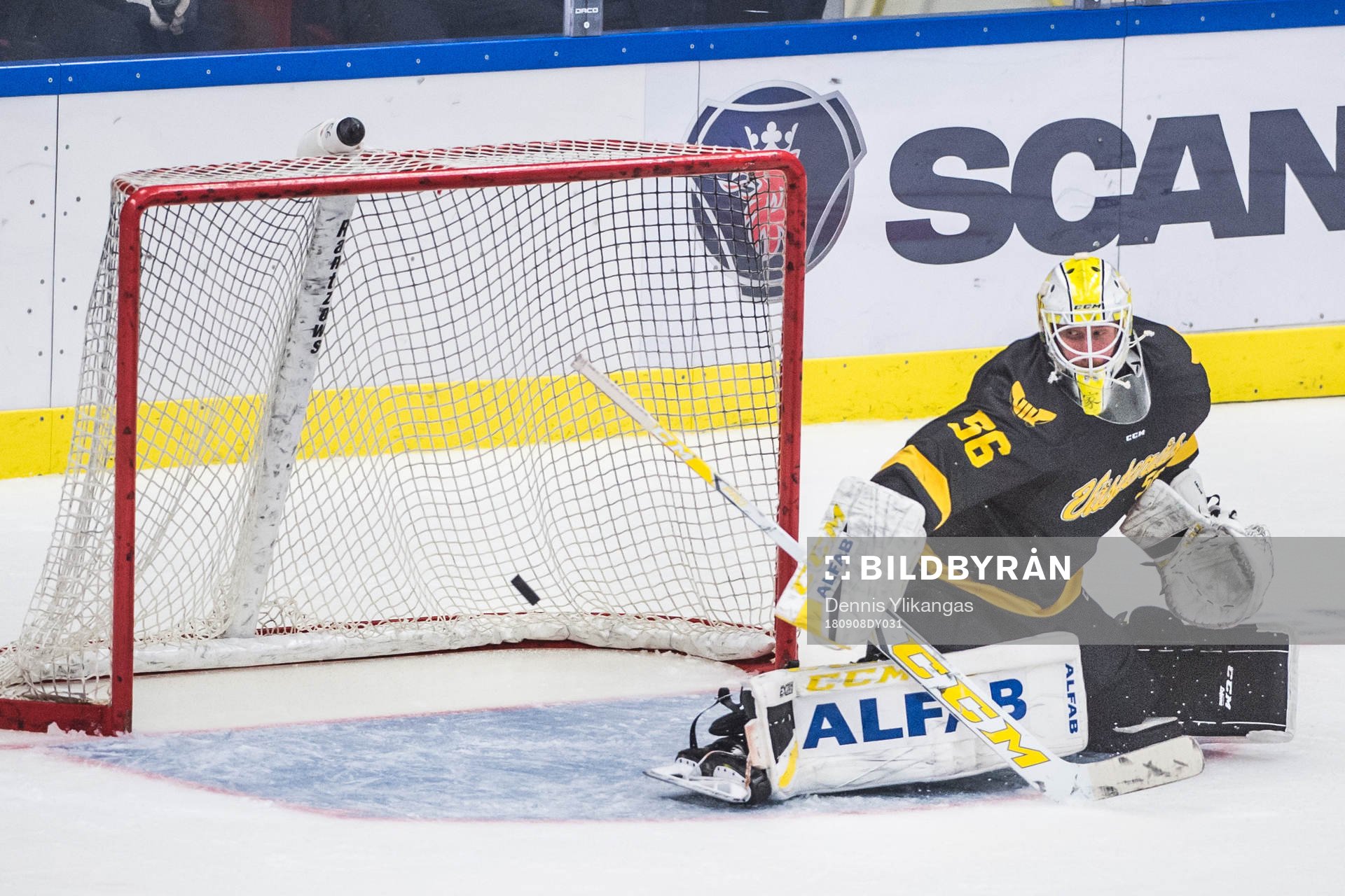 Västerås målvakt Marcus Dahlbom i en räddning