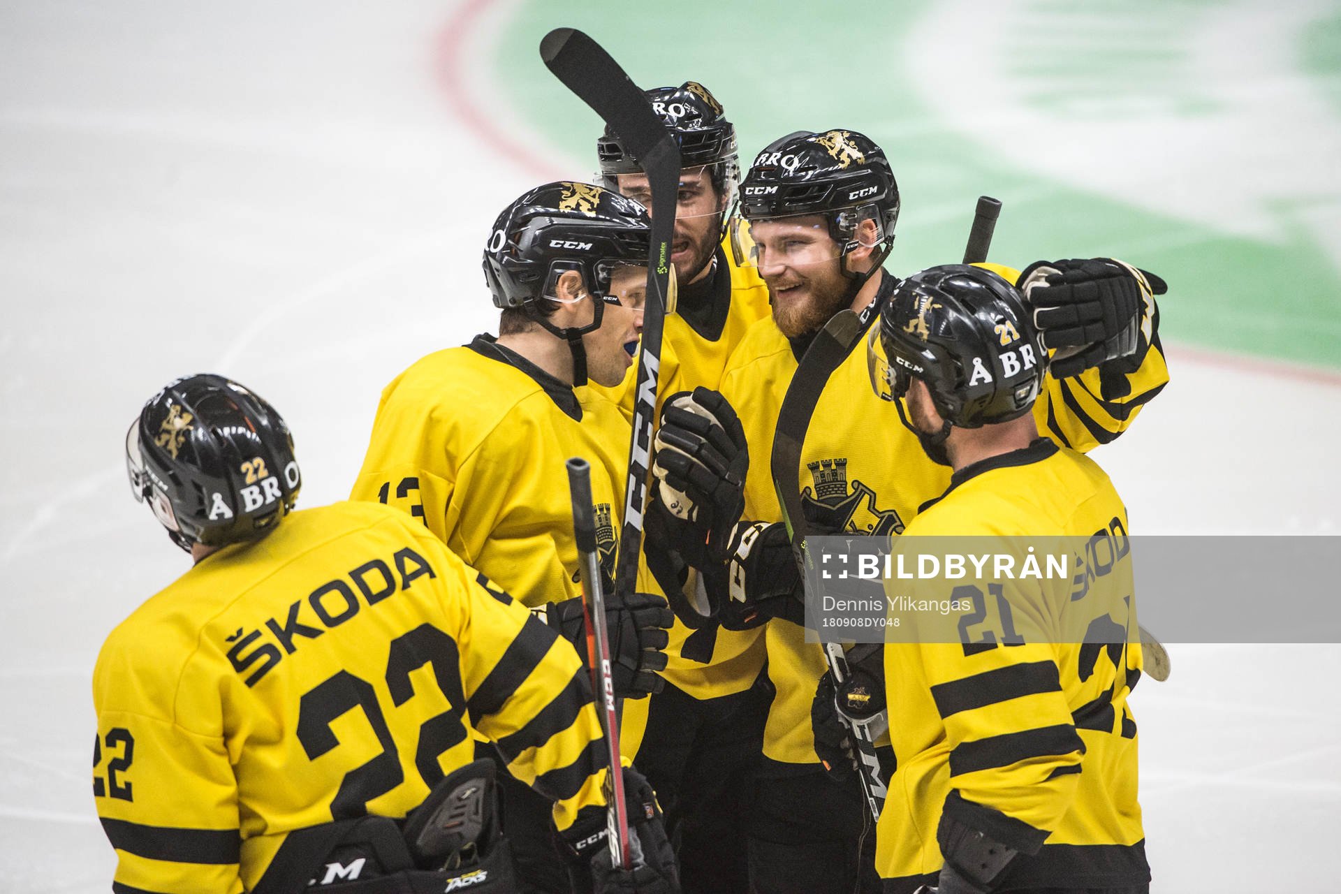 s Eric Castonguay jublar med lagkamrater