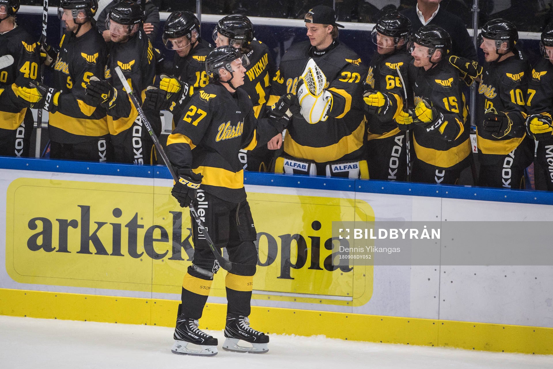 Västerås Sebastian Benker jublar med lagkamrater