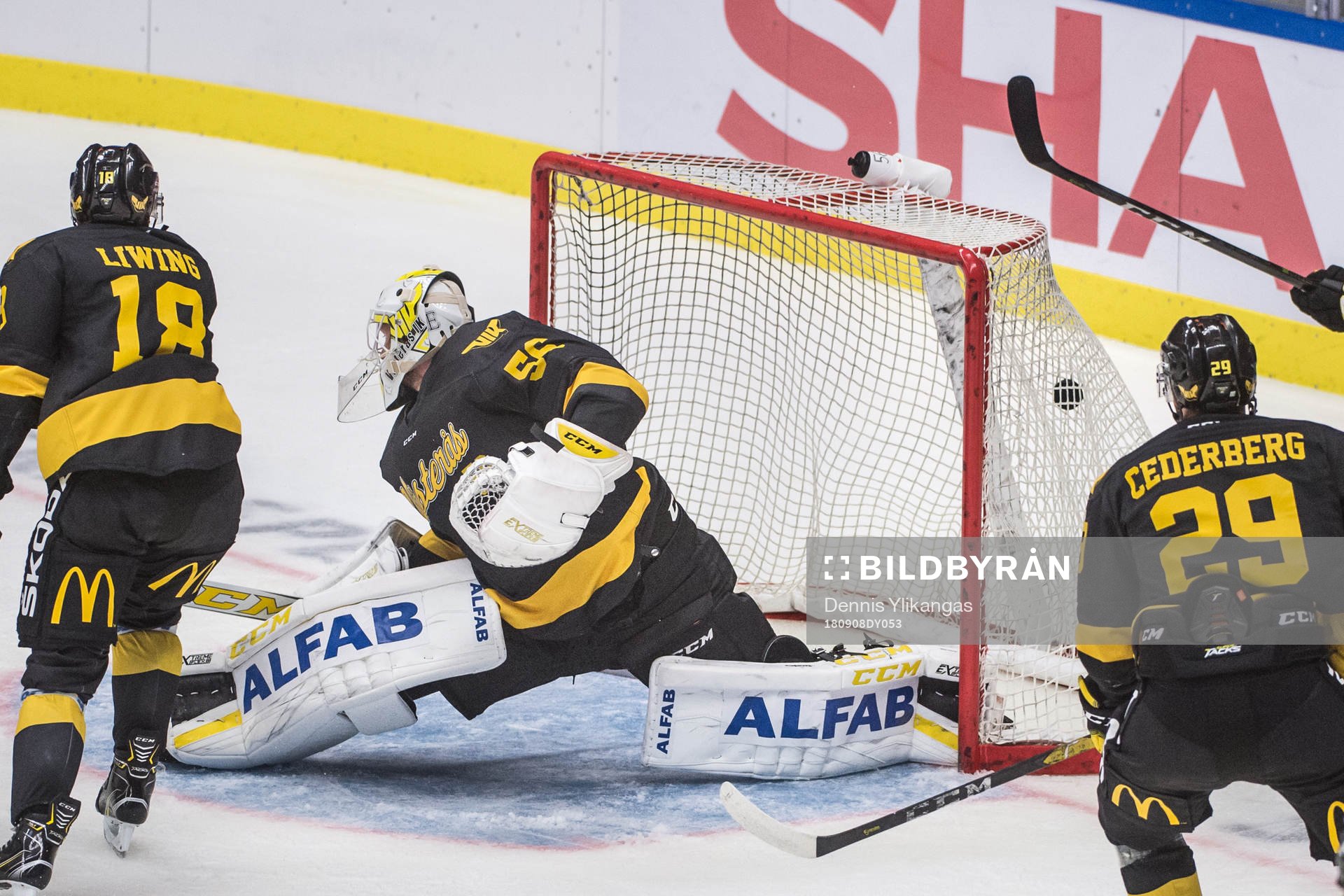 Pucken i mål bakom Västerås målvakt Marcus Dahlbom