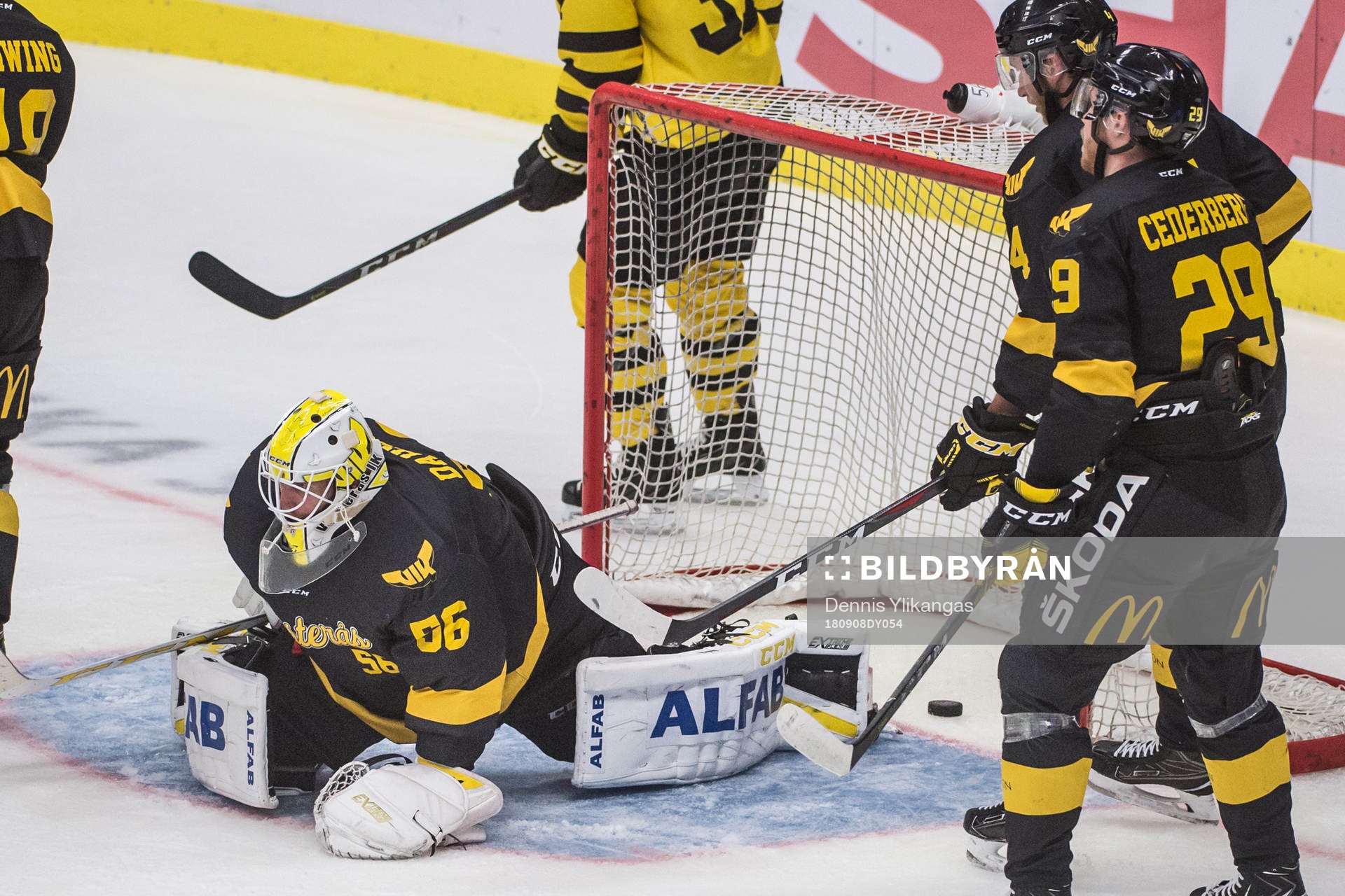 Pucken i mål bakom Västerås målvakt Marcus Dahlbom