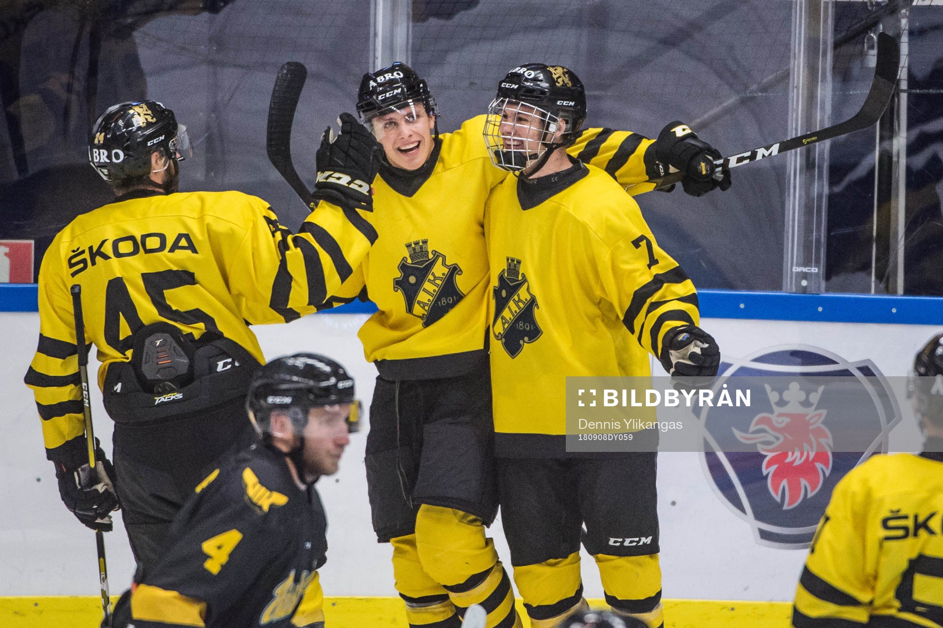 s Philip Broberg jublar med lagkamrater