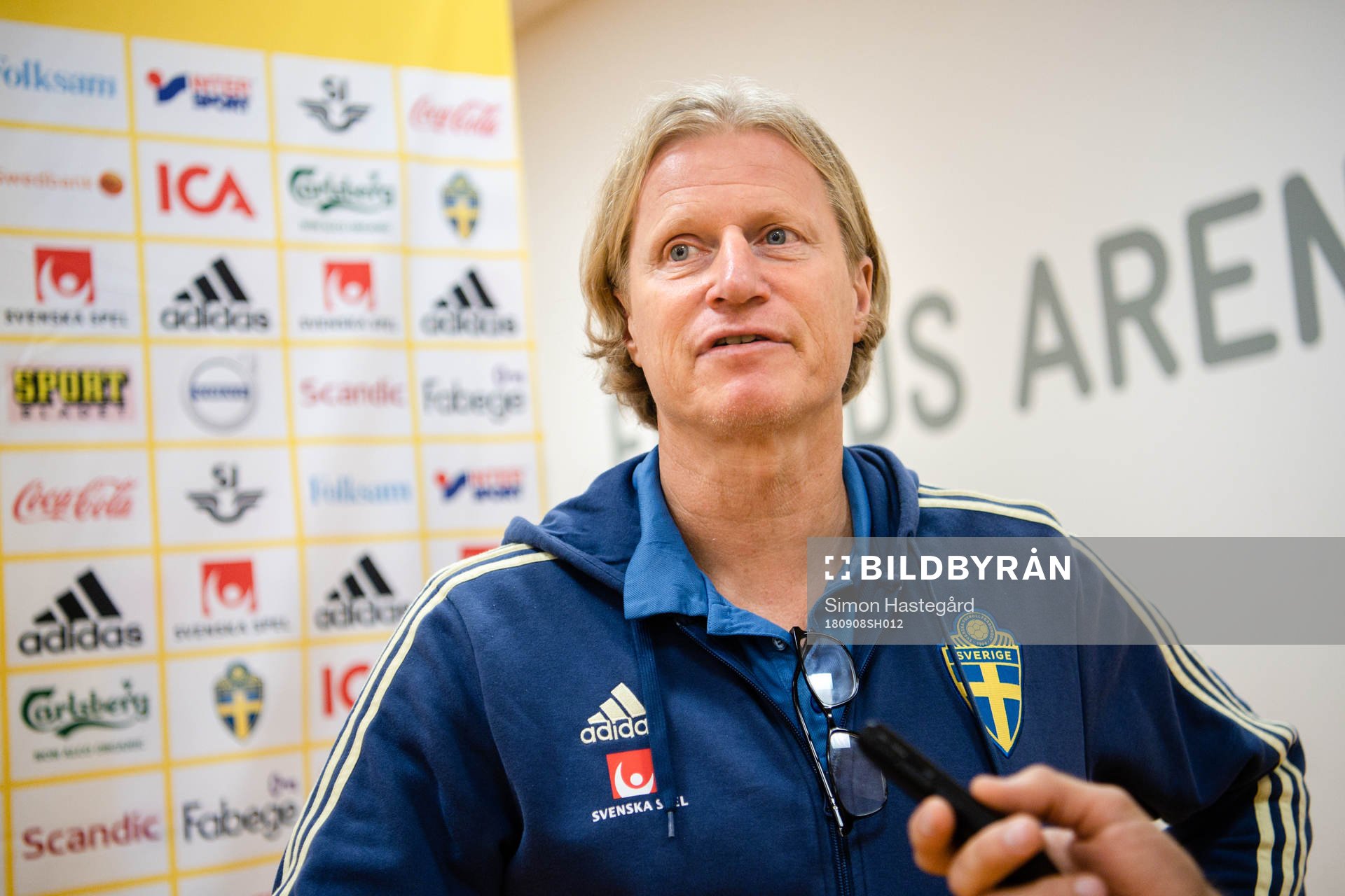 Sveriges landslagschef Stefan Pettersson intervjuas i mixed zone den 8 september 2018 i Stockholm.