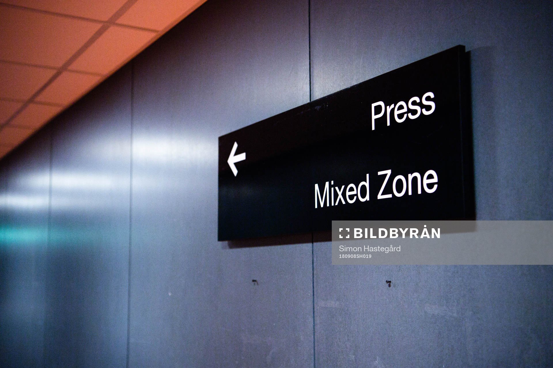Skylt för press före en mixed zone