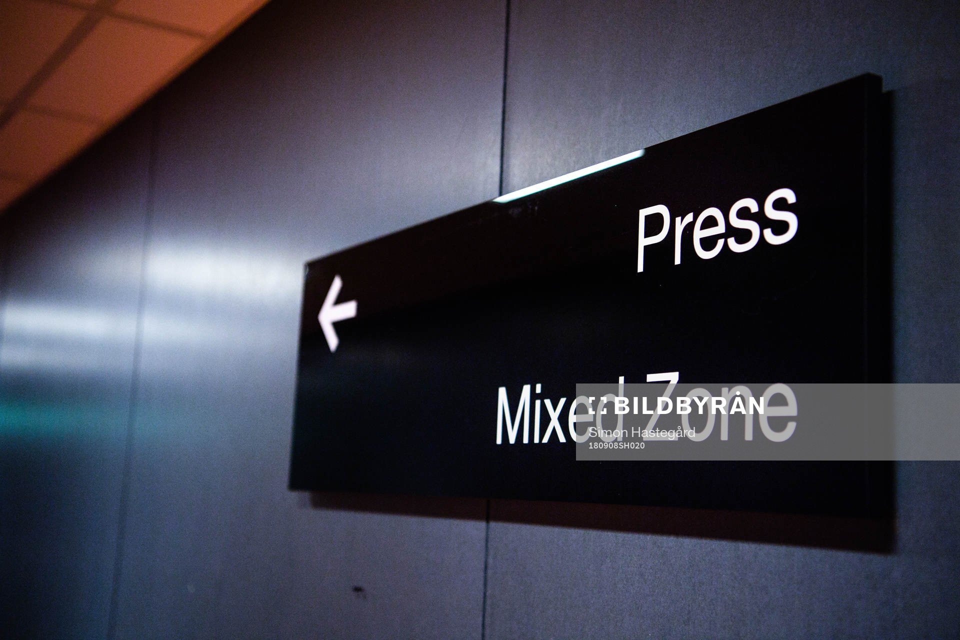 Skylt för press före en mixed zone