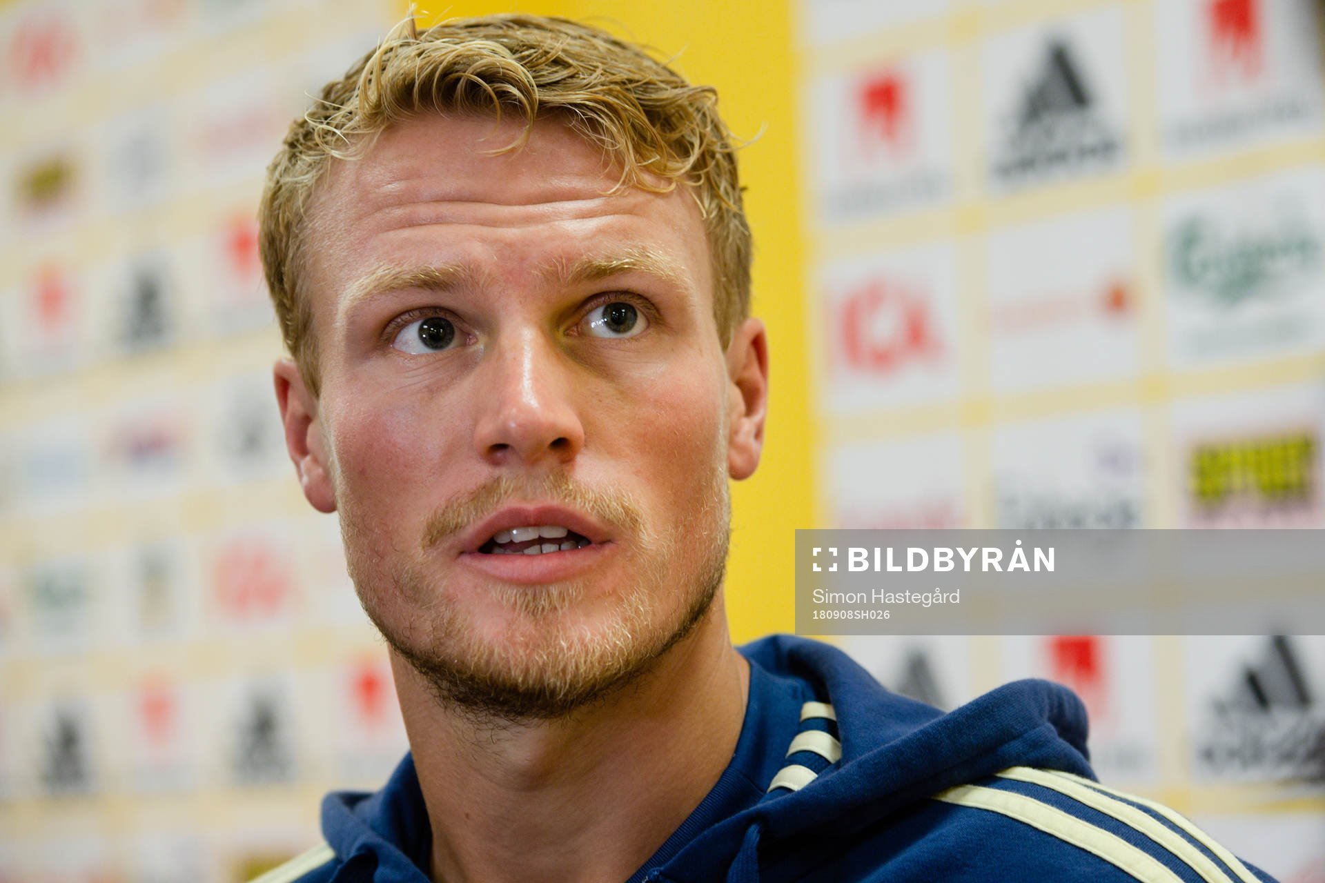 Sveriges Oscar Hiljemark intervjuas i mixed zone den 8 september 2018 i Stockholm.