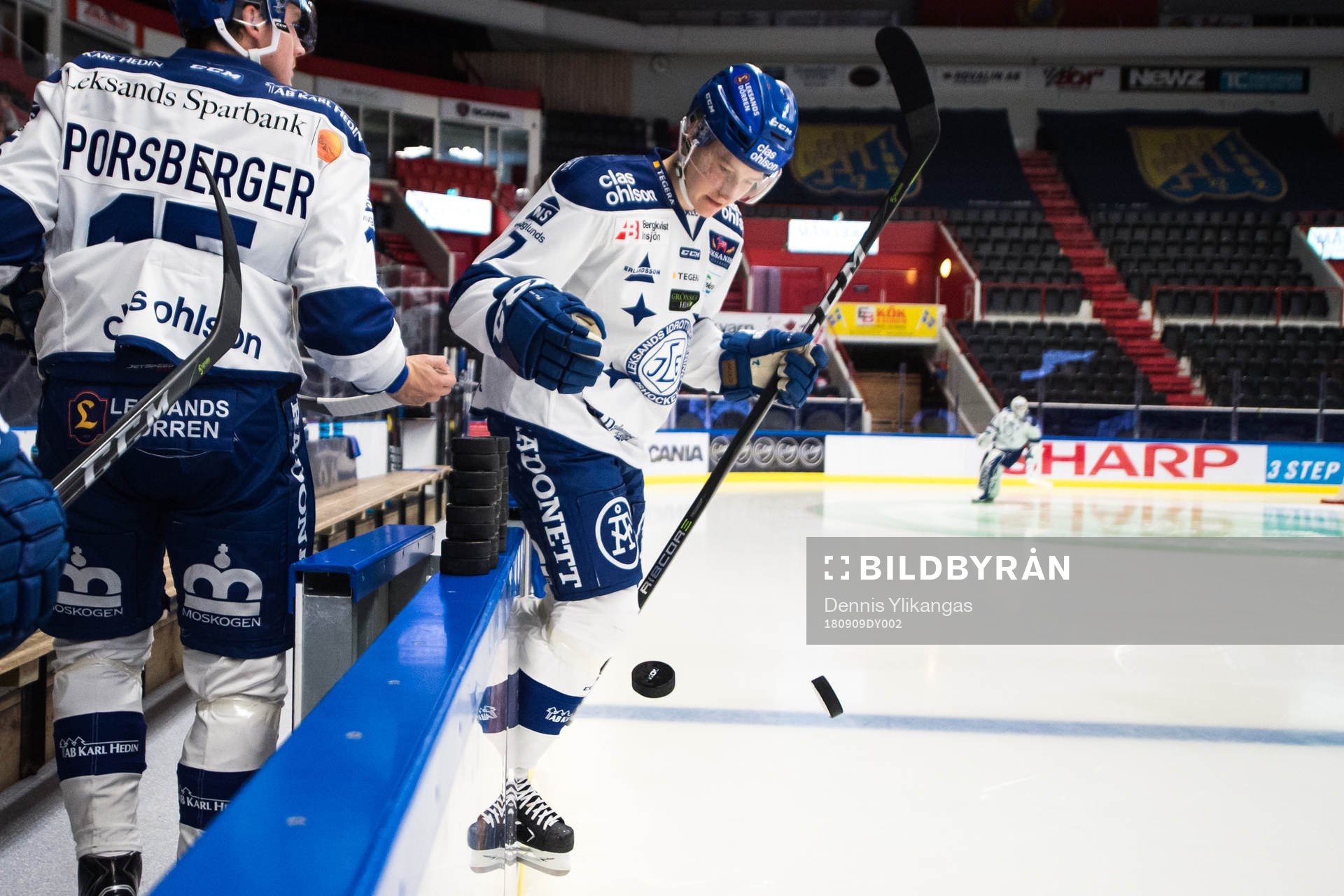 Leksands Lucas Nordsäter och Johan Porsberger på väg ut