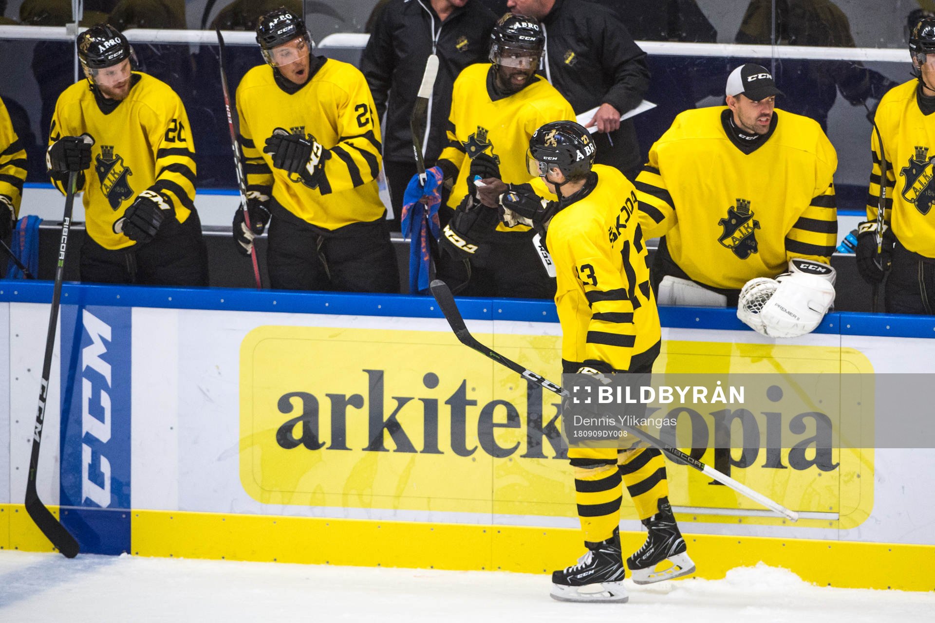 s Eric Castonguay jublar med lagkamrater