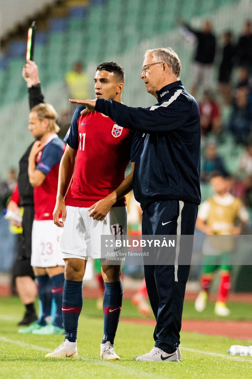 Mohamed Elyounoussi of Norway and Lars Lagerbäck, head