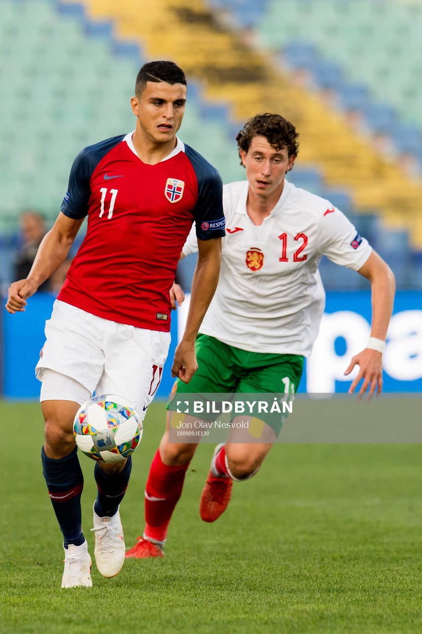 Mohamed Elyounoussi of Norway and Bozhidar Kraev of Bulgaria
