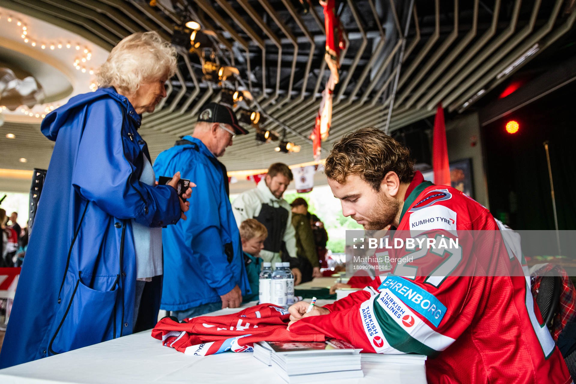 Ponthus Westerholm signerar en frölundatröja till en
