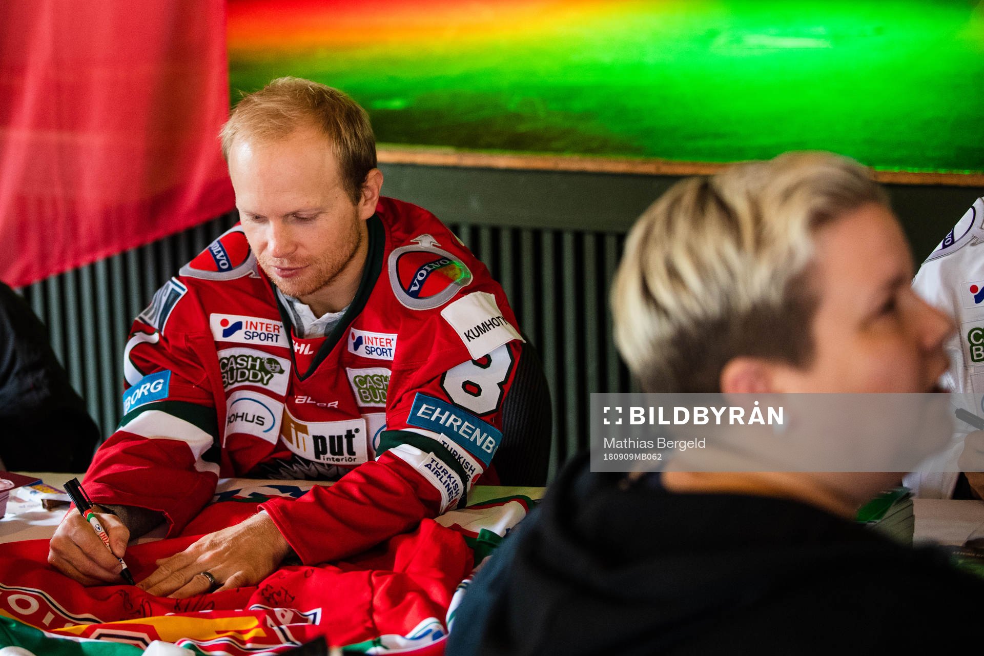 Ryan Lasch signerar en frölundatröja
