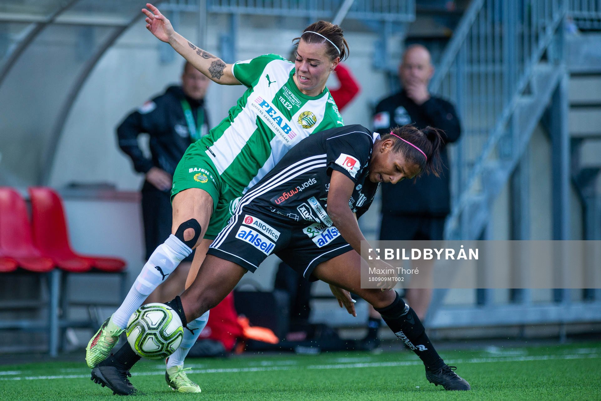 Hammarbys Amanda Johansson och Piteås Julia Karlenäs i en