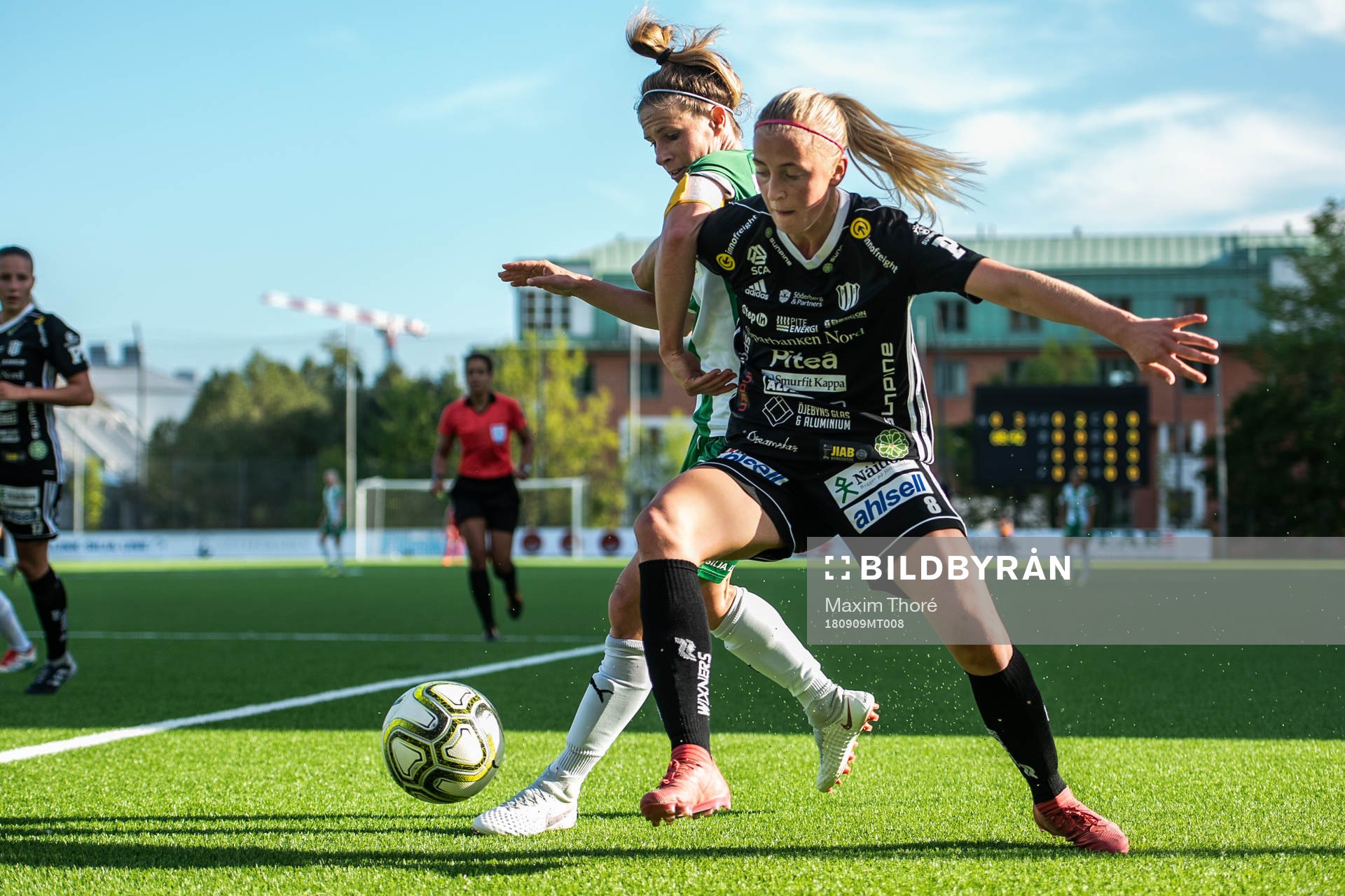 Hammarbys Amanda Johansson och Piteås Julia Karlenäs i en