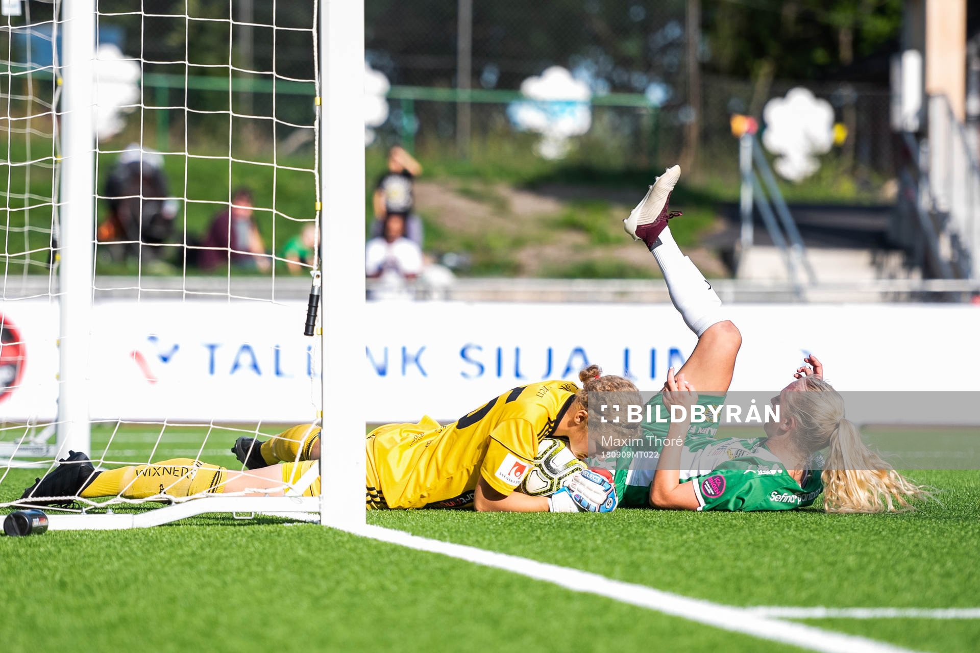 Piteås målvakt Cajsa Andersson och Hammarbys Astrid