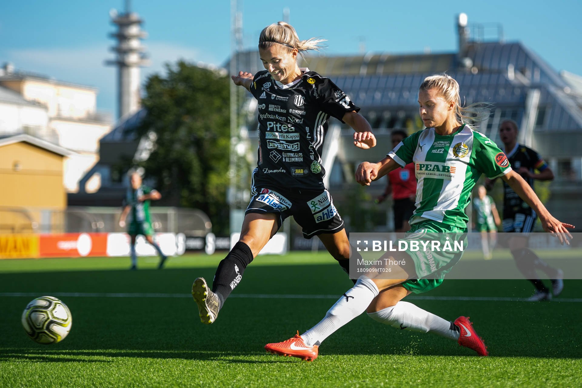 Piteås Selina Henriksson och Hammarbys Lotta Ökvist