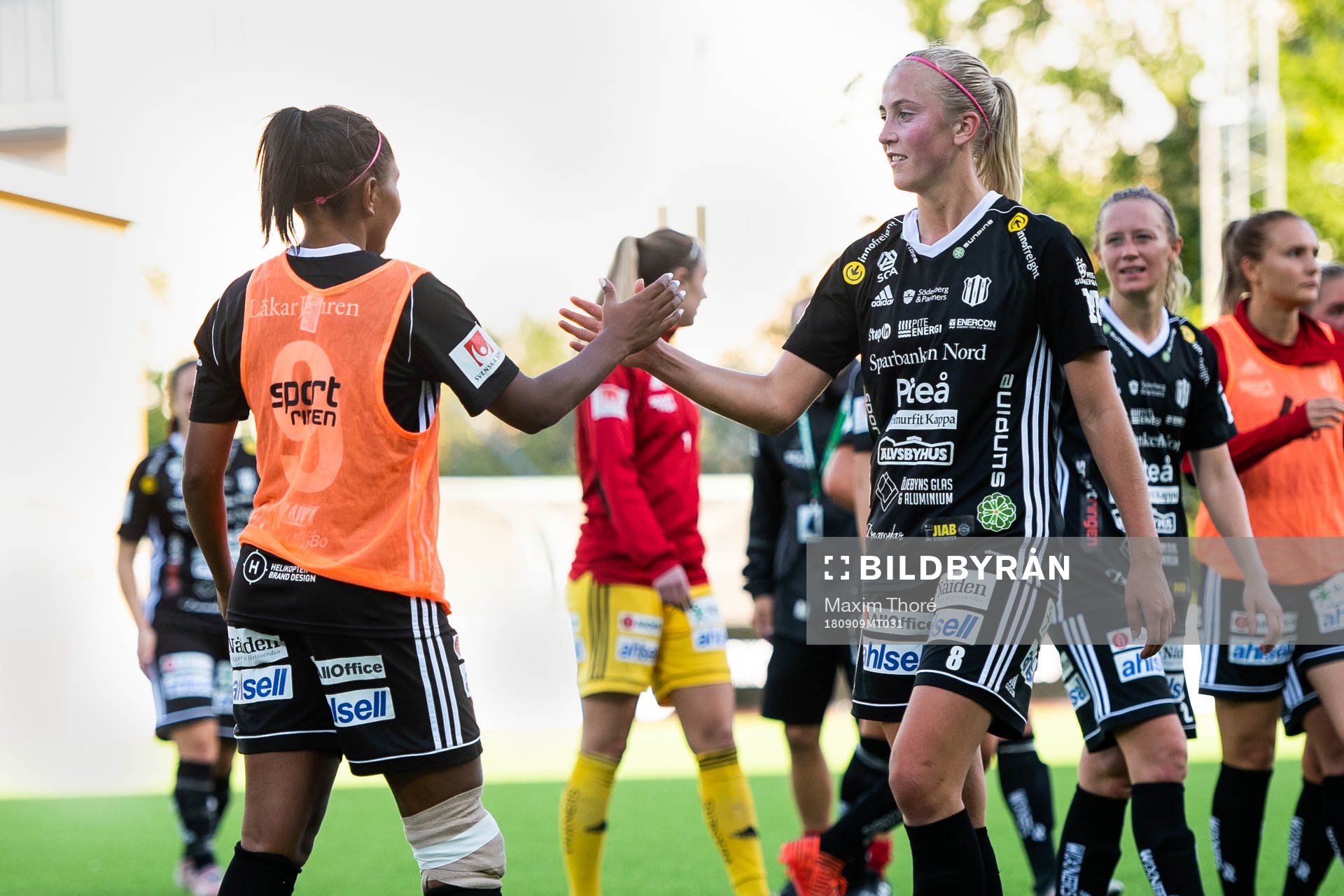 Piteås Madelen Janogy och Julia Karlenäs jublar