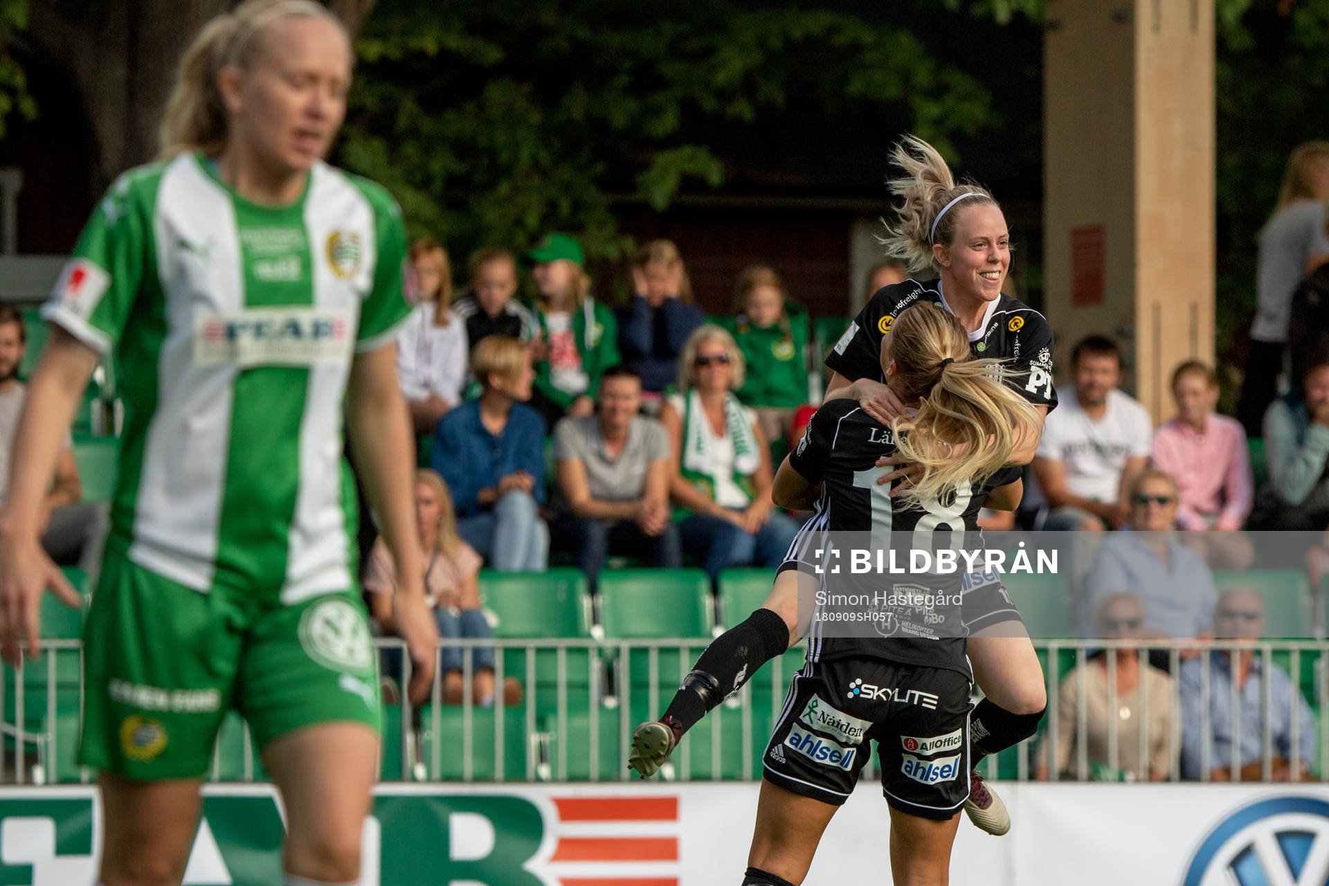 Piteås Nina Jakobsson jublar med Cecilia Edlund