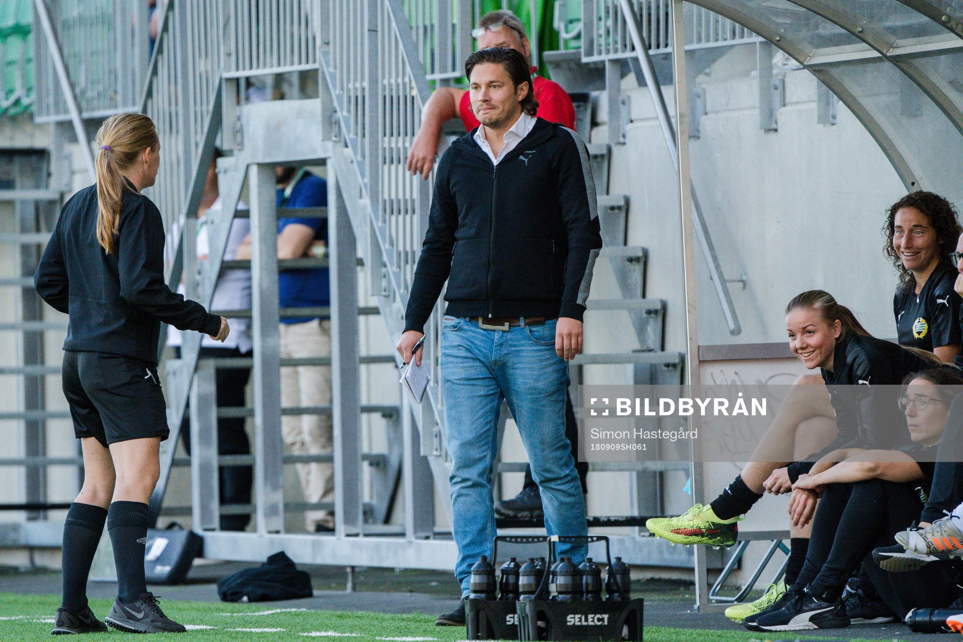 Hammarbys tränare Isak Dahlin får en tillsägelse av