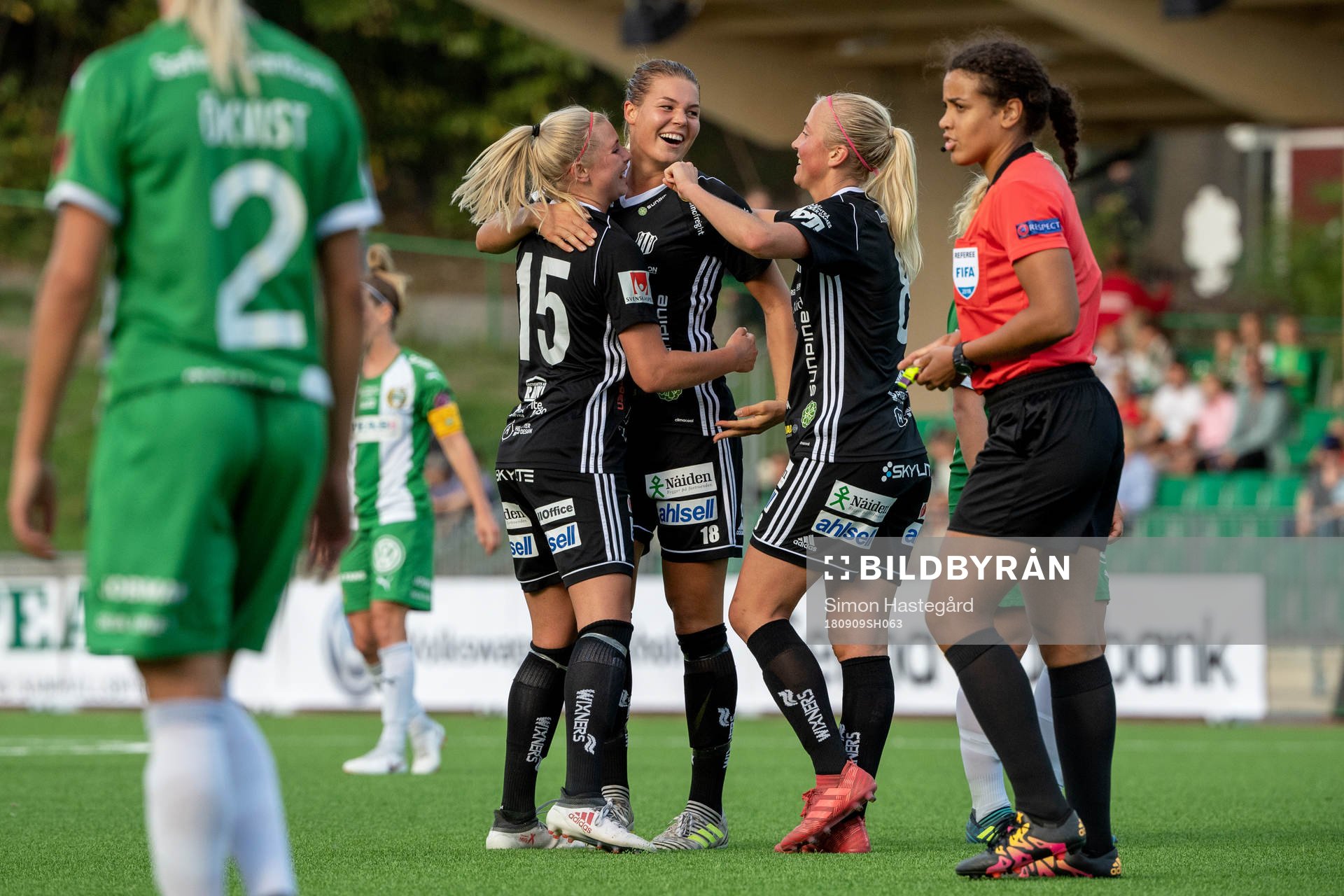 Piteås Nina Jakobsson jublar med lagkamrater