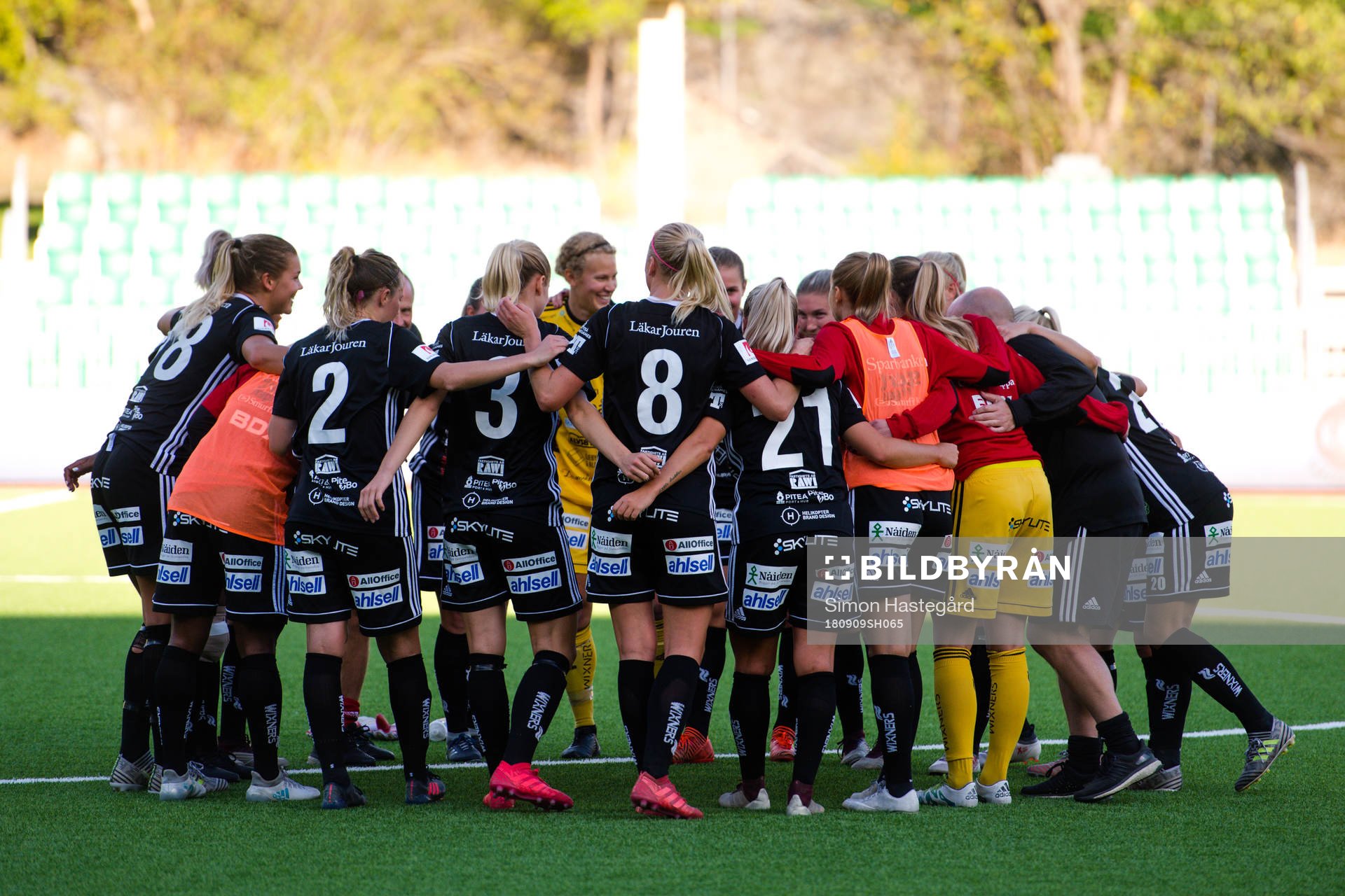 Piteås spelare samlade efter en fotbollsmatch i Damallsvenskan mellan Hammarby och Piteå den 9 september  2018 i Stockholm.