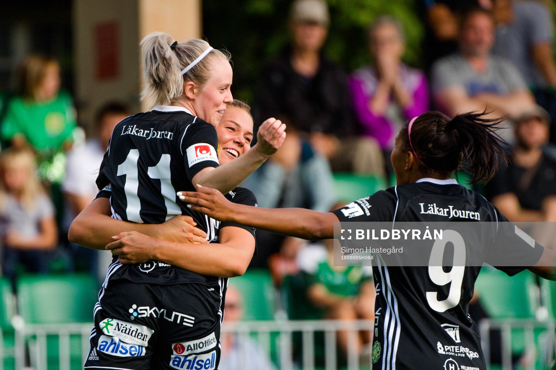 Piteås Nina Jakobsson och Madelen Janogy jublar med