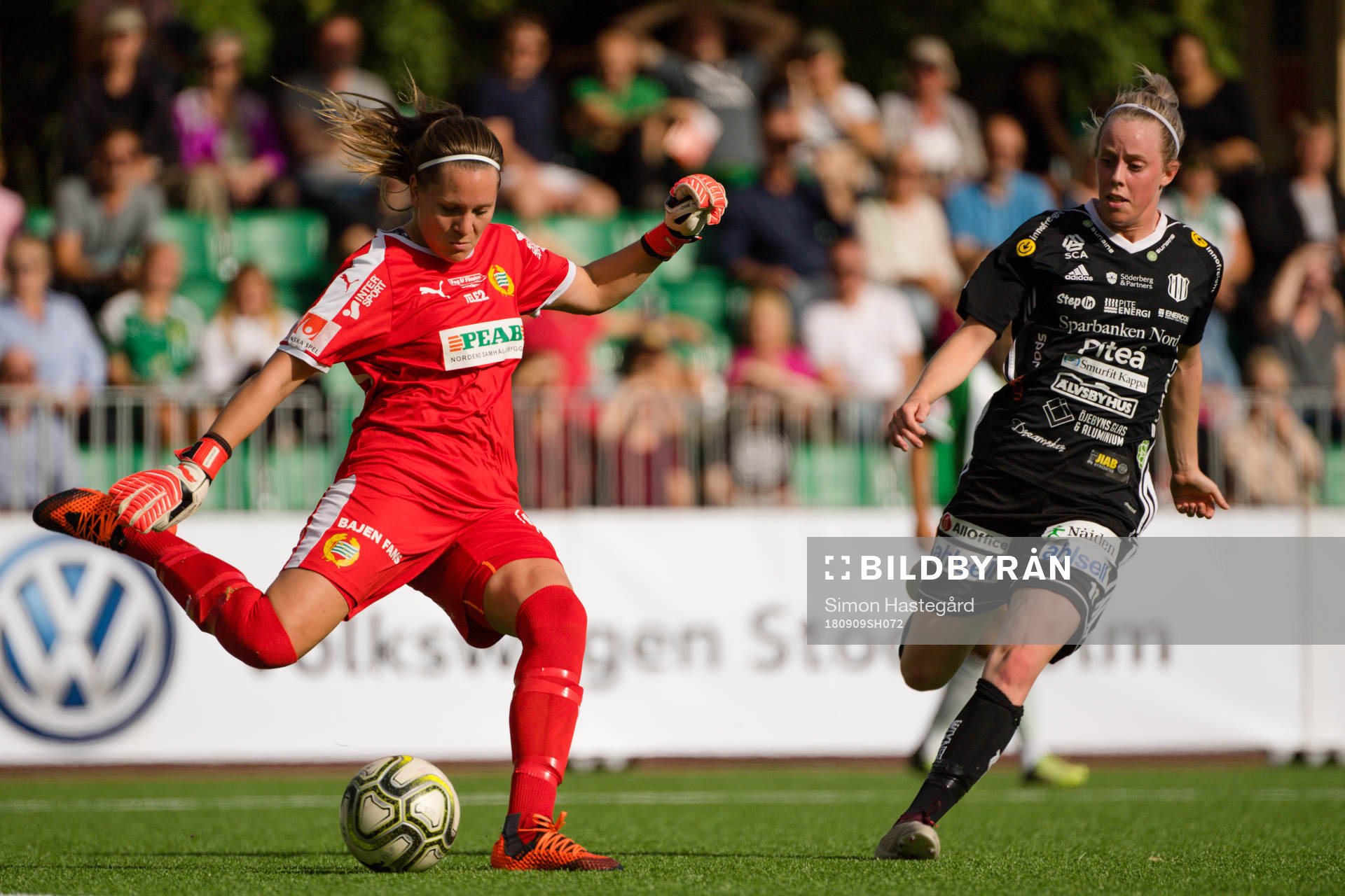 Hammarbys målvakt Caroline Forsgren och Piteås Cecilia