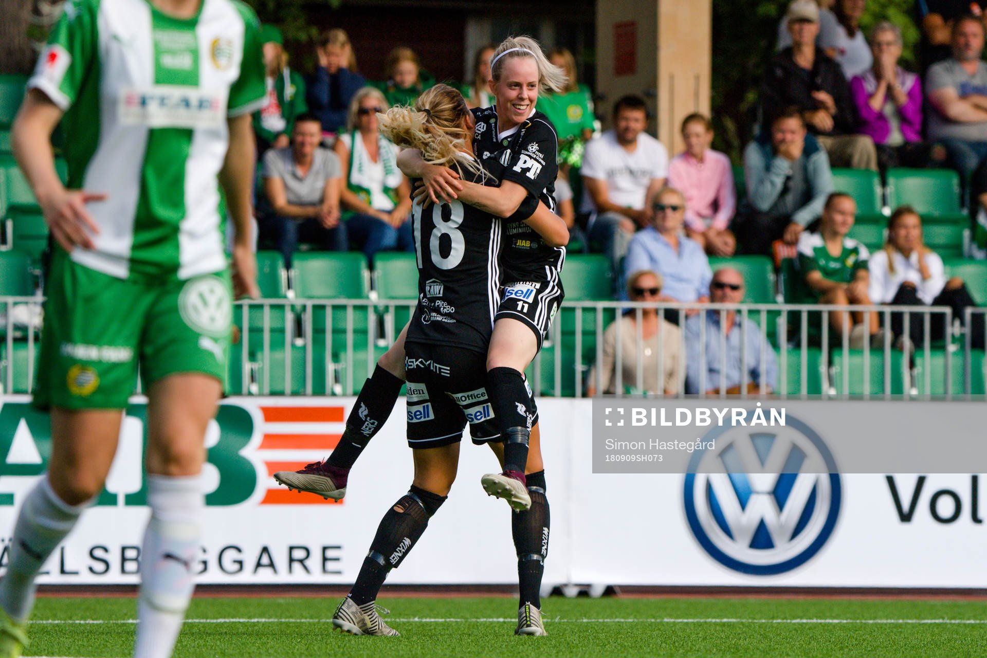 Piteås Cecilia Edlund jublar med Nina Jakobsson