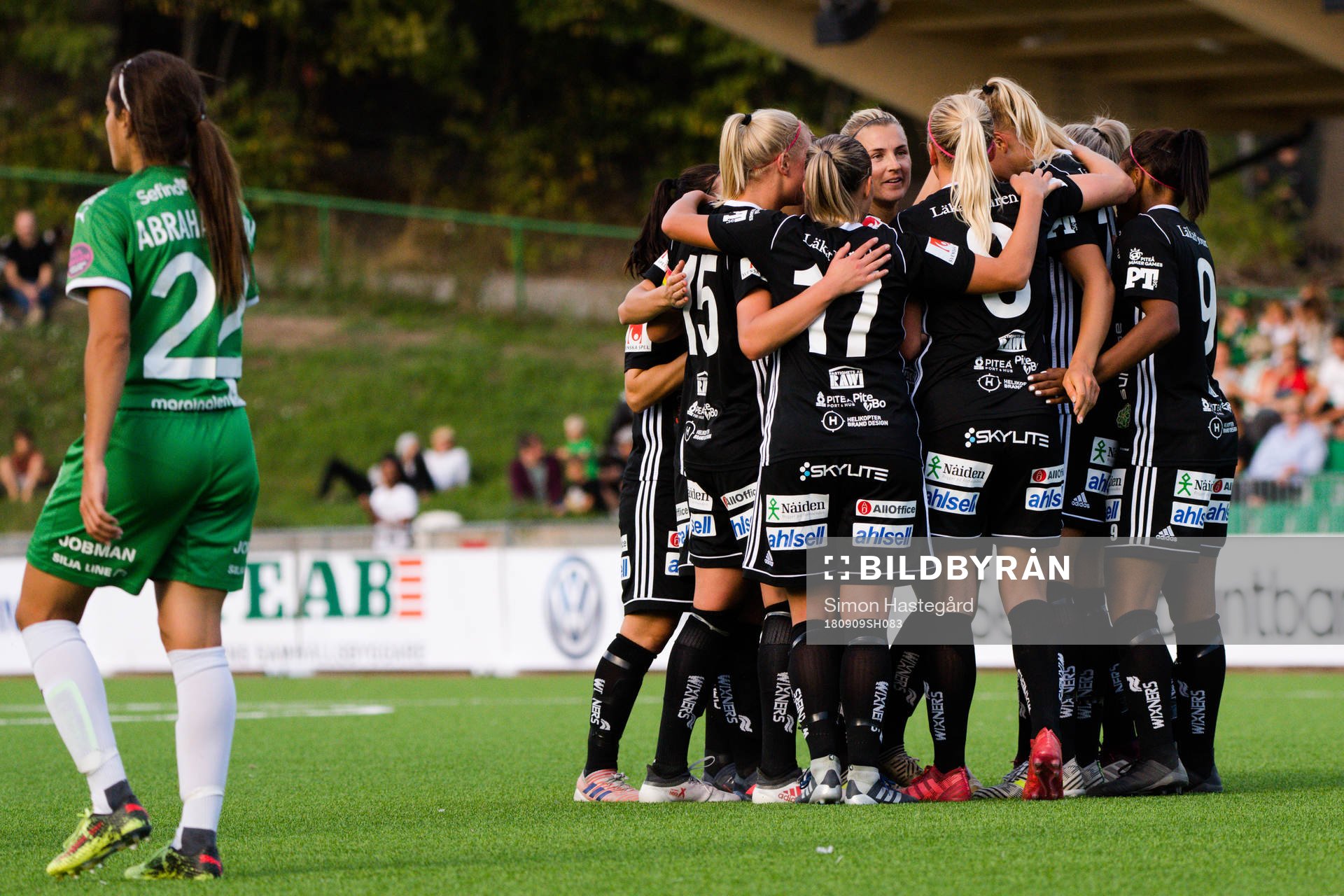 Piteås spelare jublar med Nina Jakobsson