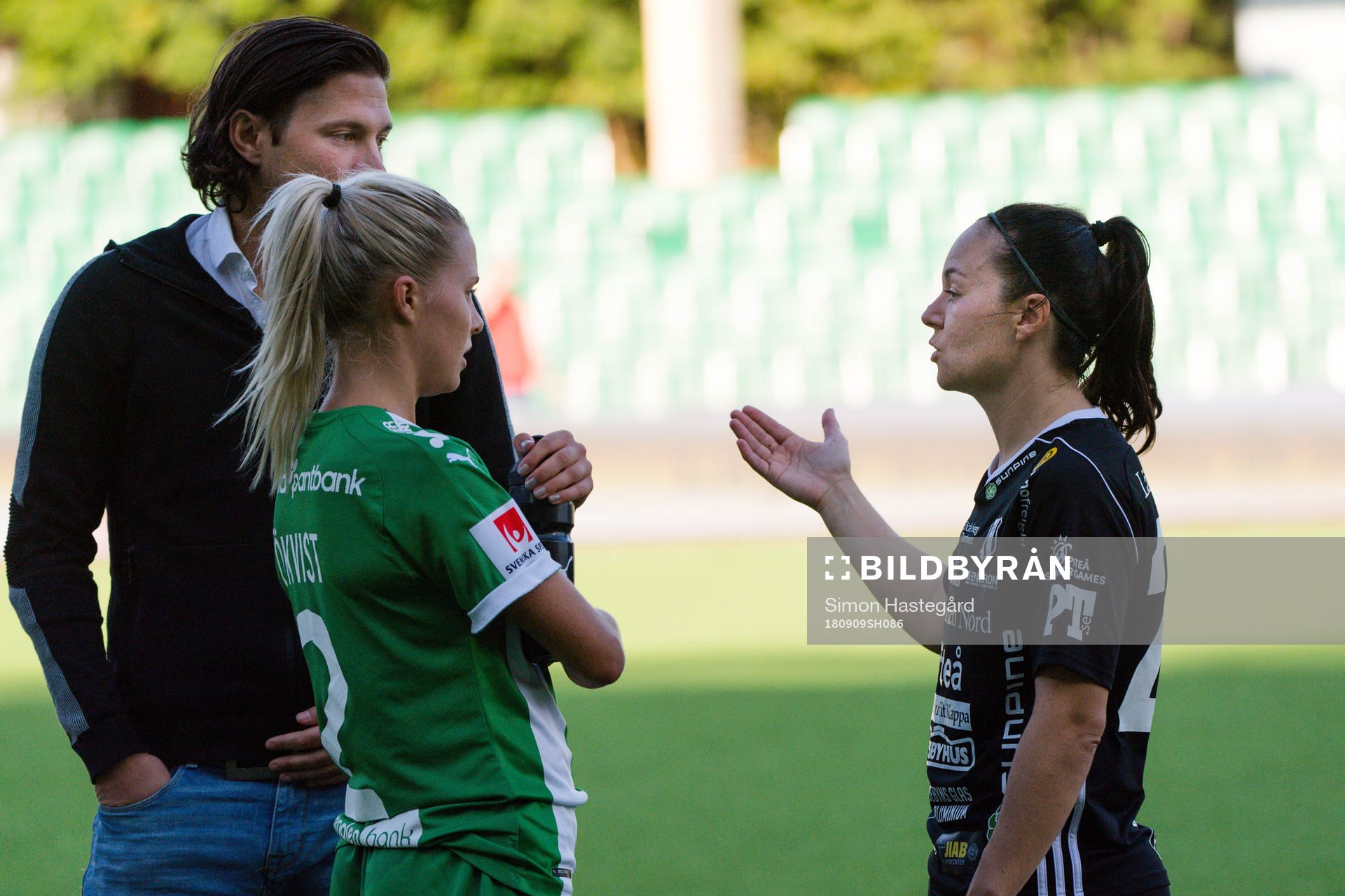 Hammarbys tränare Isak Dahlin och Lotta Ökvist i samtal
